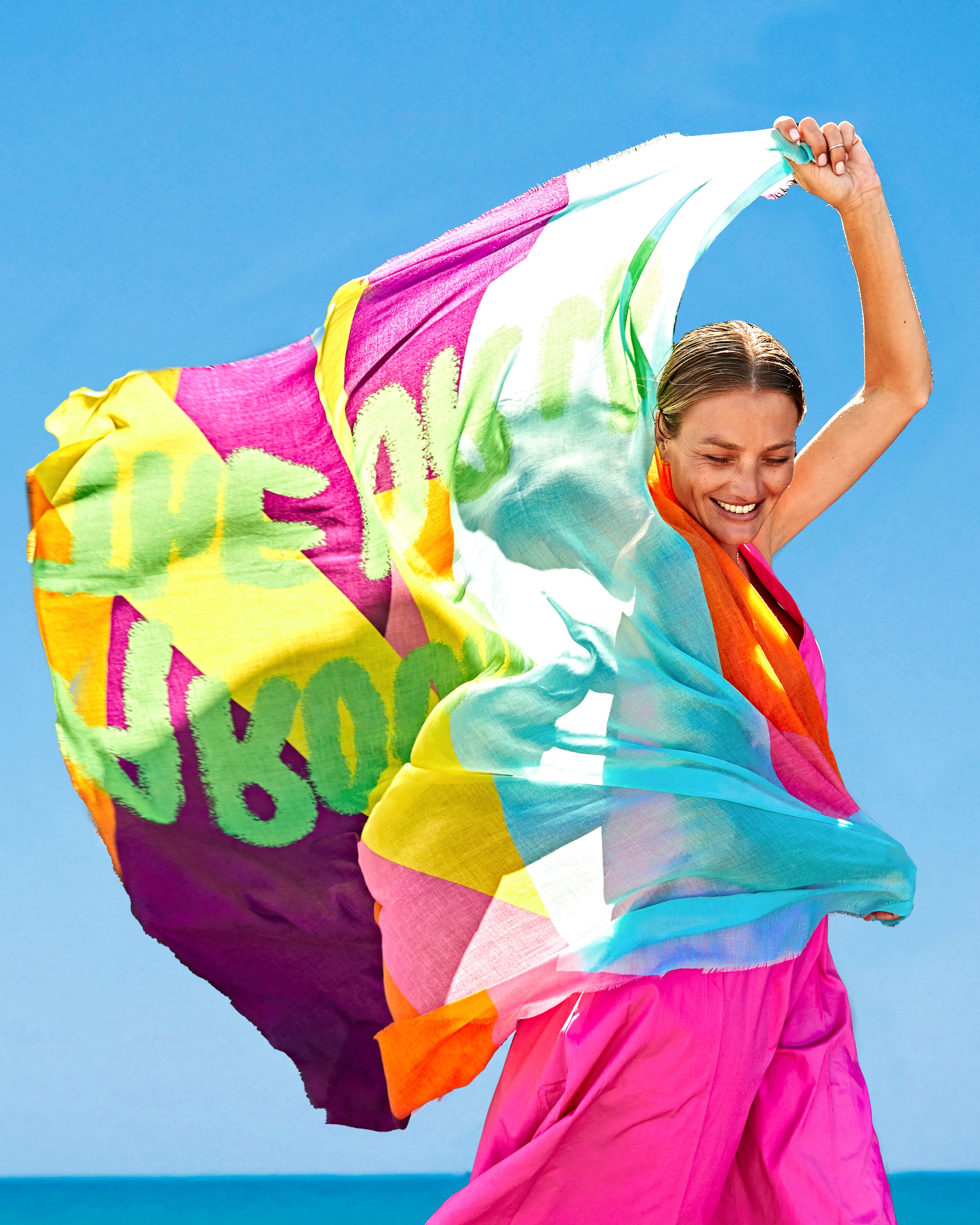 Frau am Meer mit 100% Kaschmir | EMAAL CASHMERE#Farbe_Mehrfarbiger-Print