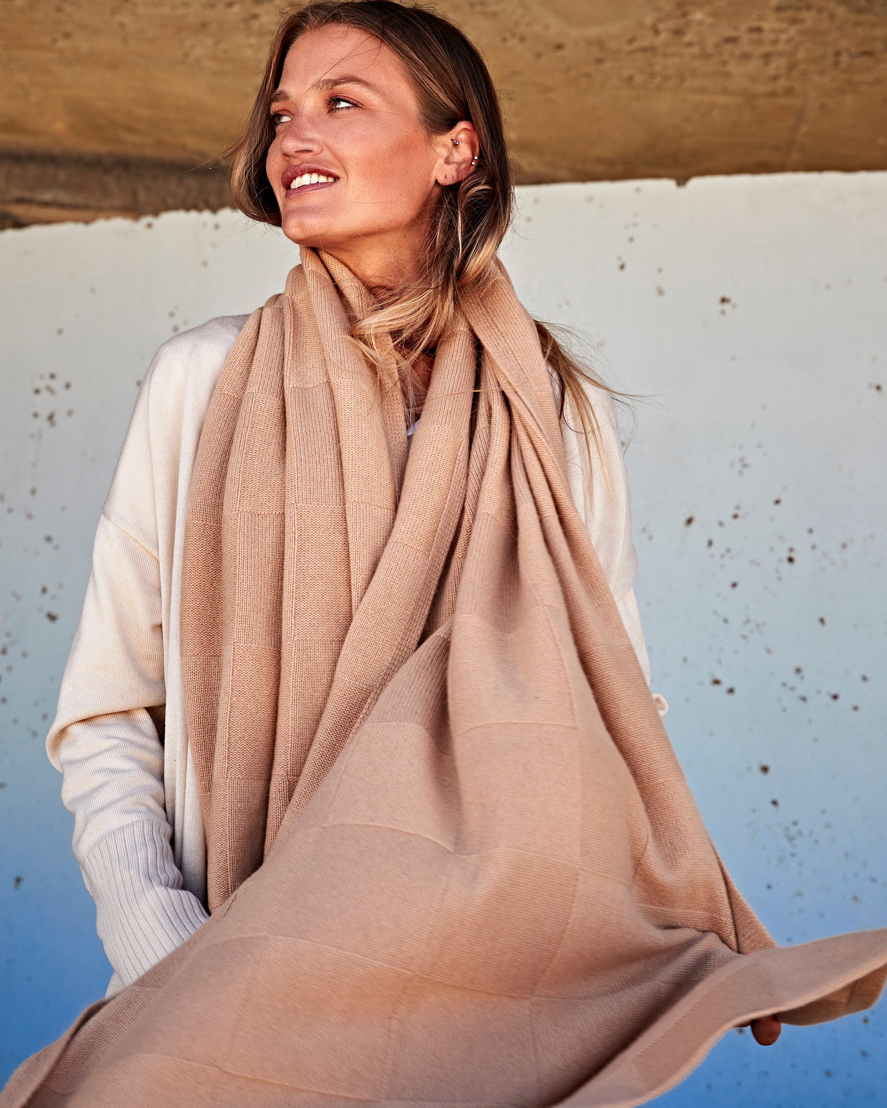Dame auf Location mit Schal Berlin#Farbe_Beige