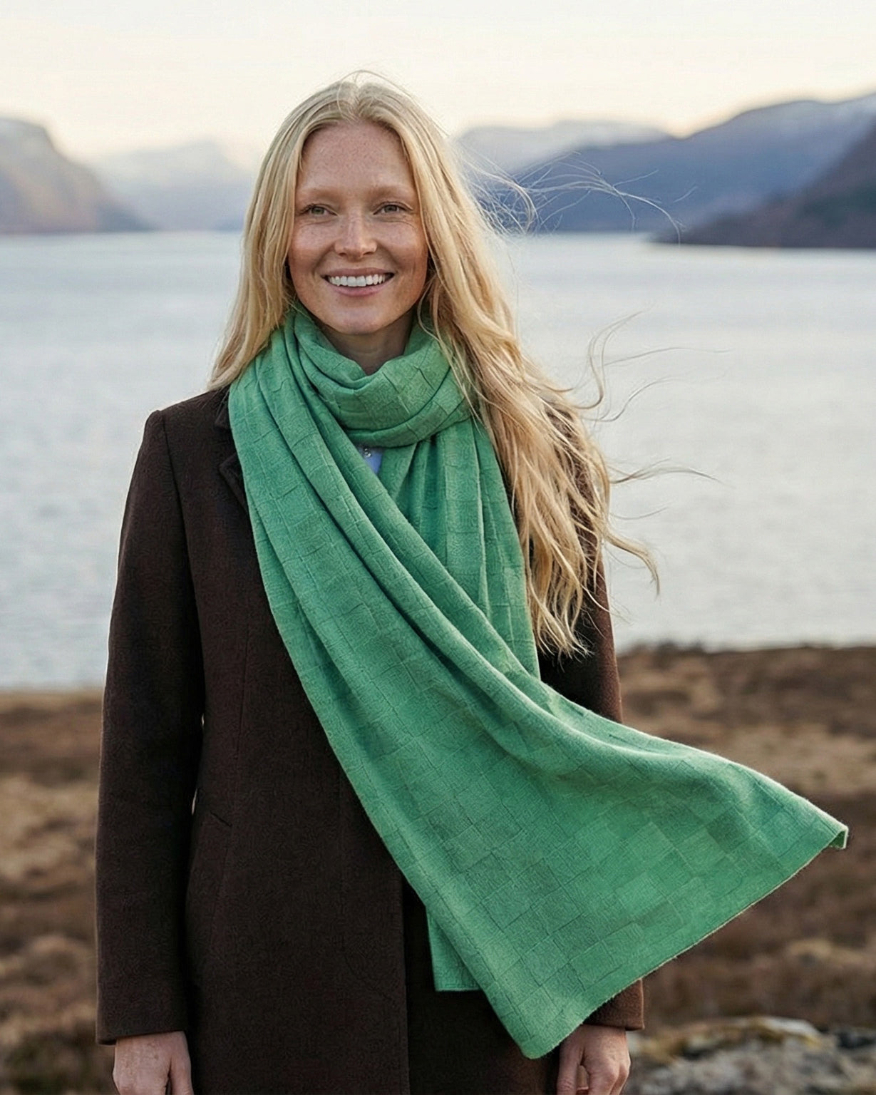 Grüner EMAAL CASHMERE BOGOTA Schal zu Mantel, Strick und Naturtönen#Farbe_grün