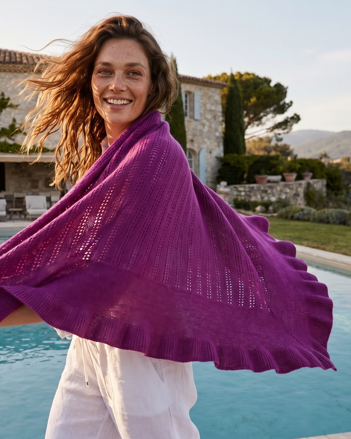 Lila IBIZA Dreiecksschal Frau am Pool#Farbe_Lila