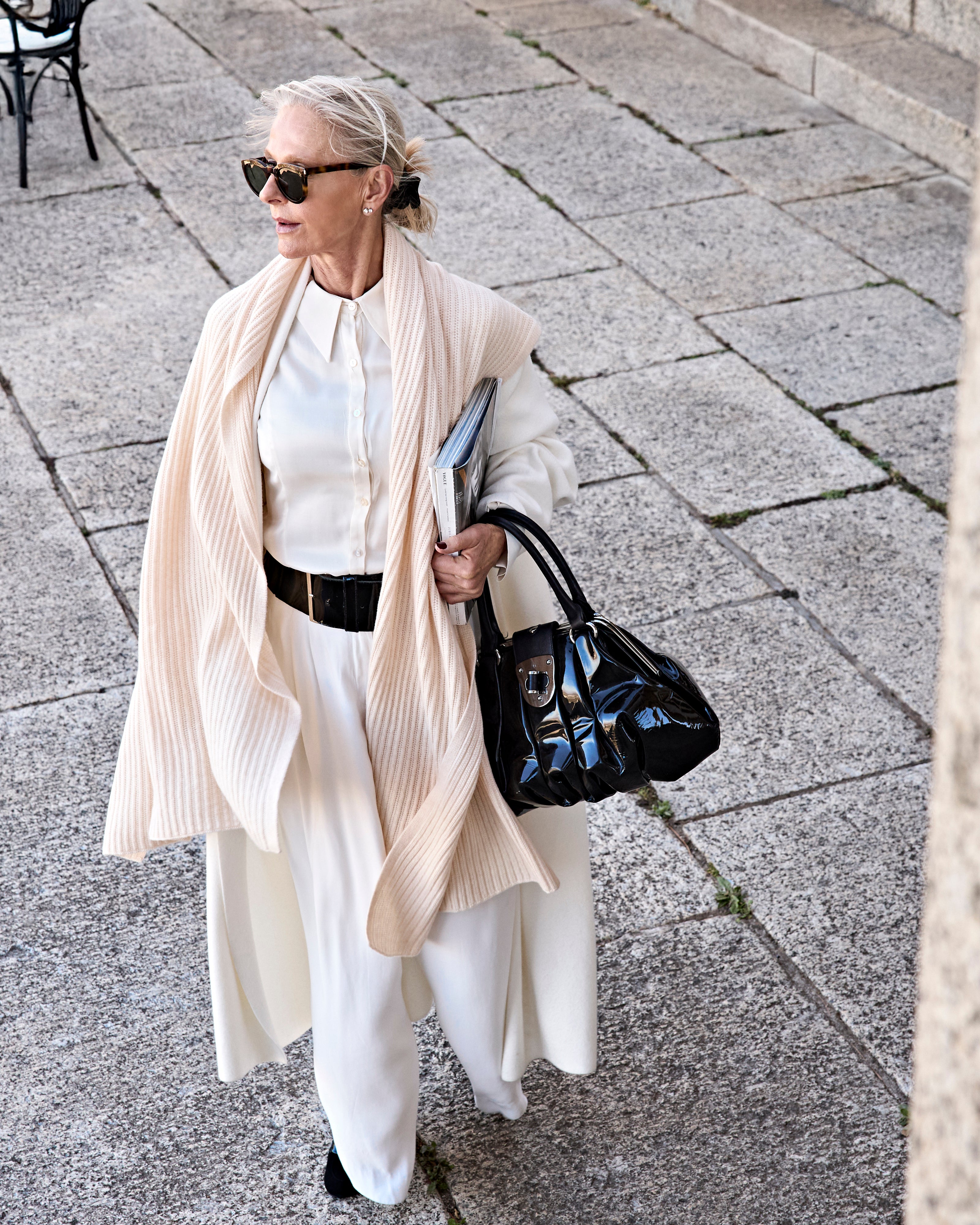 Heller LIMA Kaschmirschal in Creme von EMAAL CASHMERE in natürlicher Szene#Farbe_creme