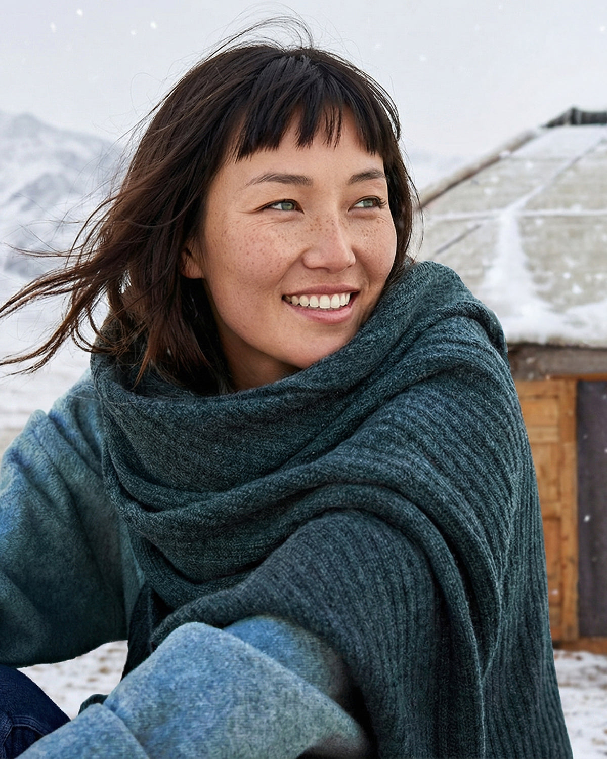 Model trägt den LIMA Schal in Dunkelgrau als zeitloses Winteraccessoire#Farbe_dunkelgrau