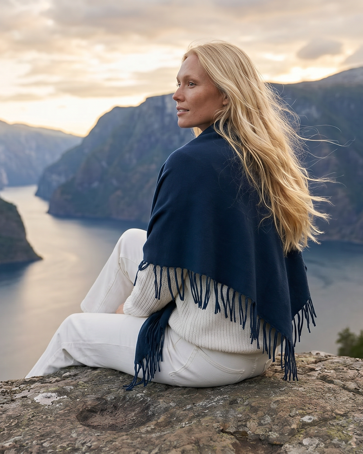 Frau mit blauem Dreieckschal#Farbe_Marineblau