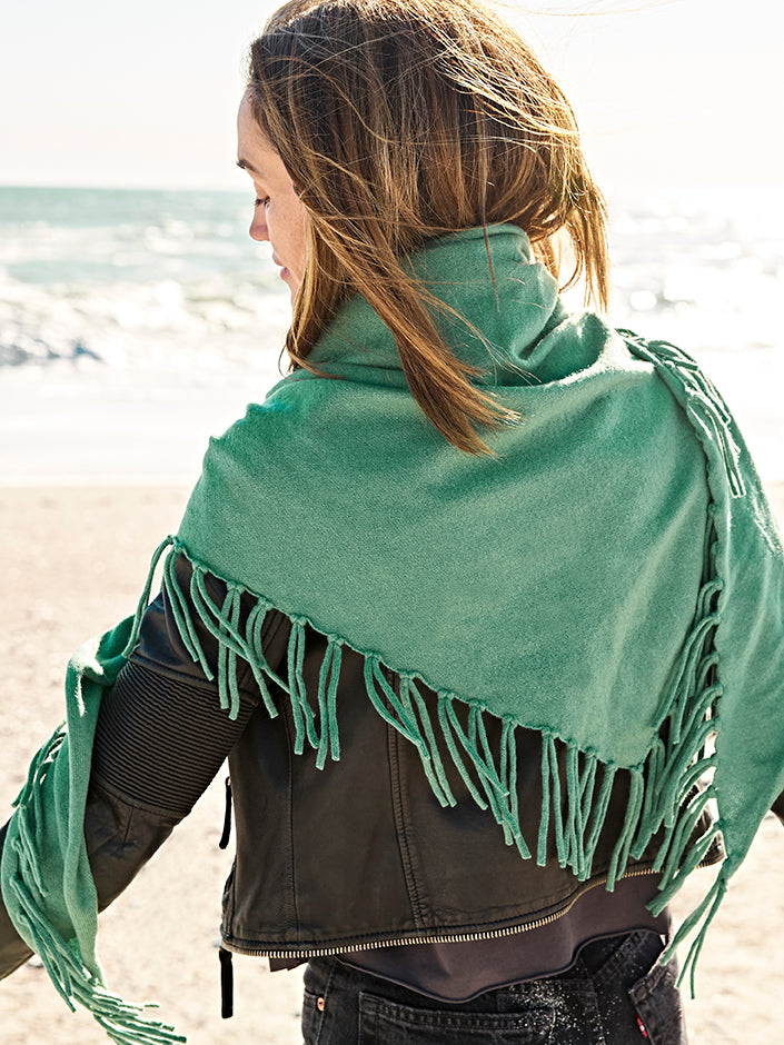 EMAAL CASHMERE Dreiecksschal LOS ANGELES in Grün vor natürlicher Landschaft#Farbe_grün