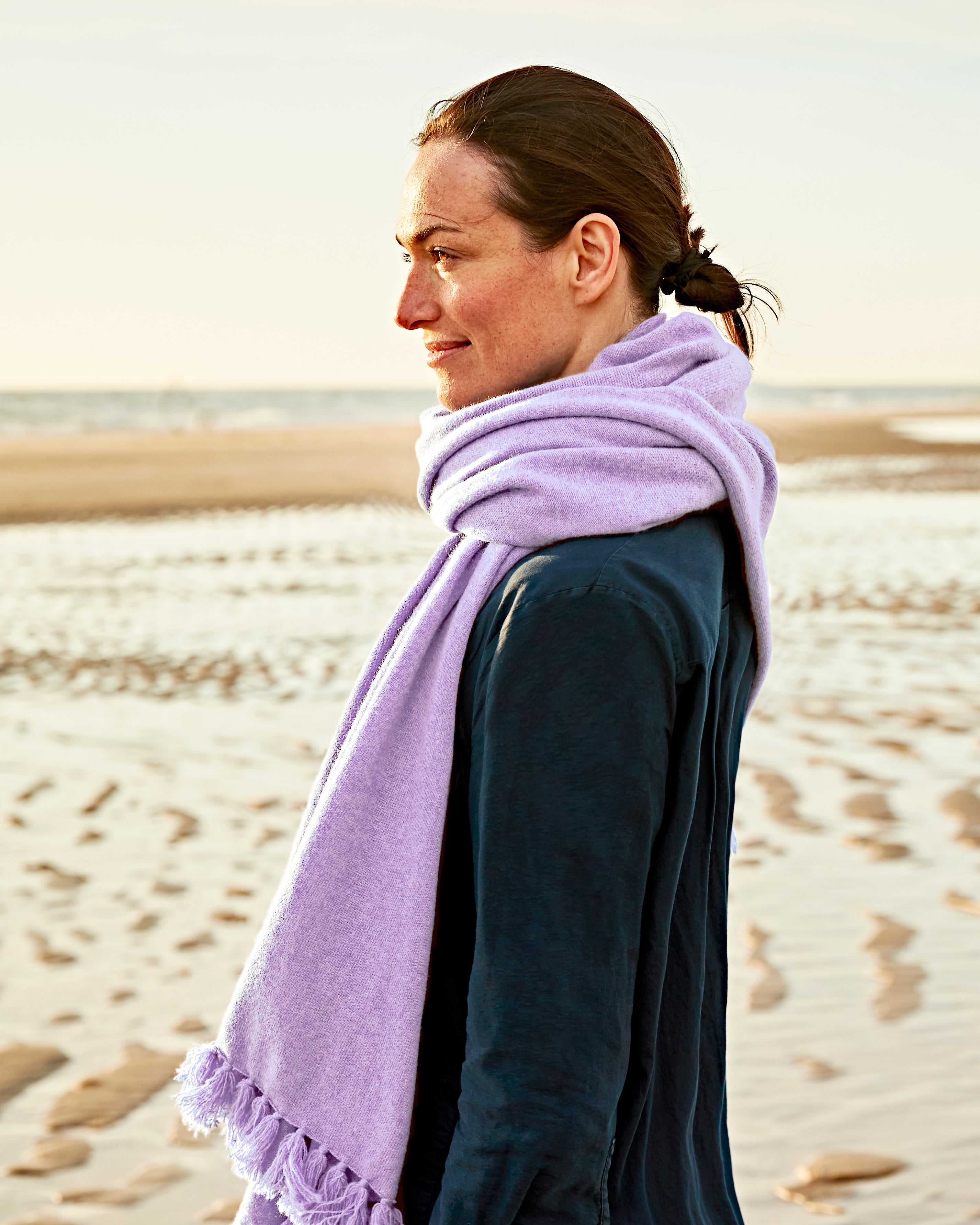 Frau mit Schal am Strand#Farbe_Lavendel