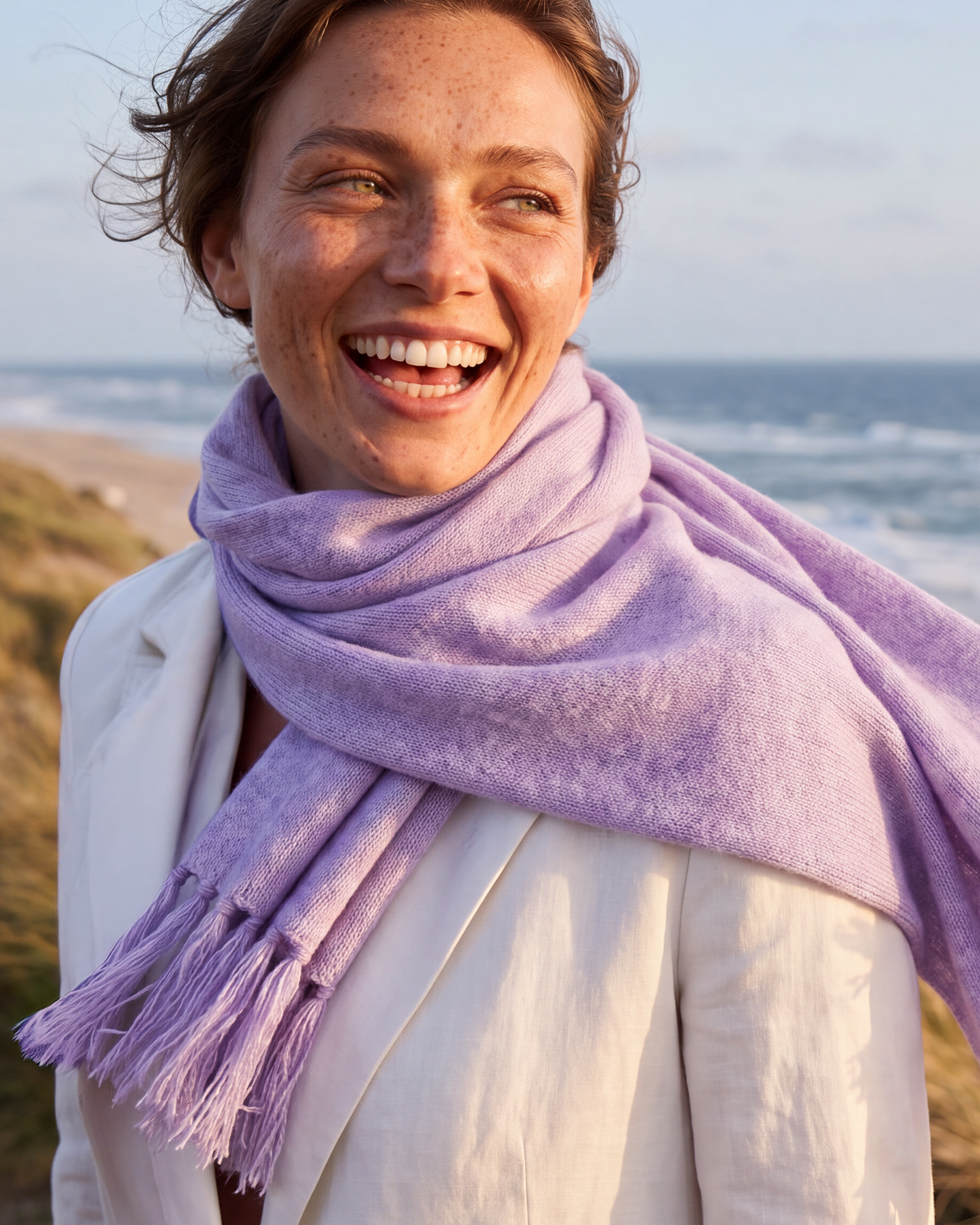 Portrait von Frau in den Dünen mit Schal am Strand#Farbe_Lavendel