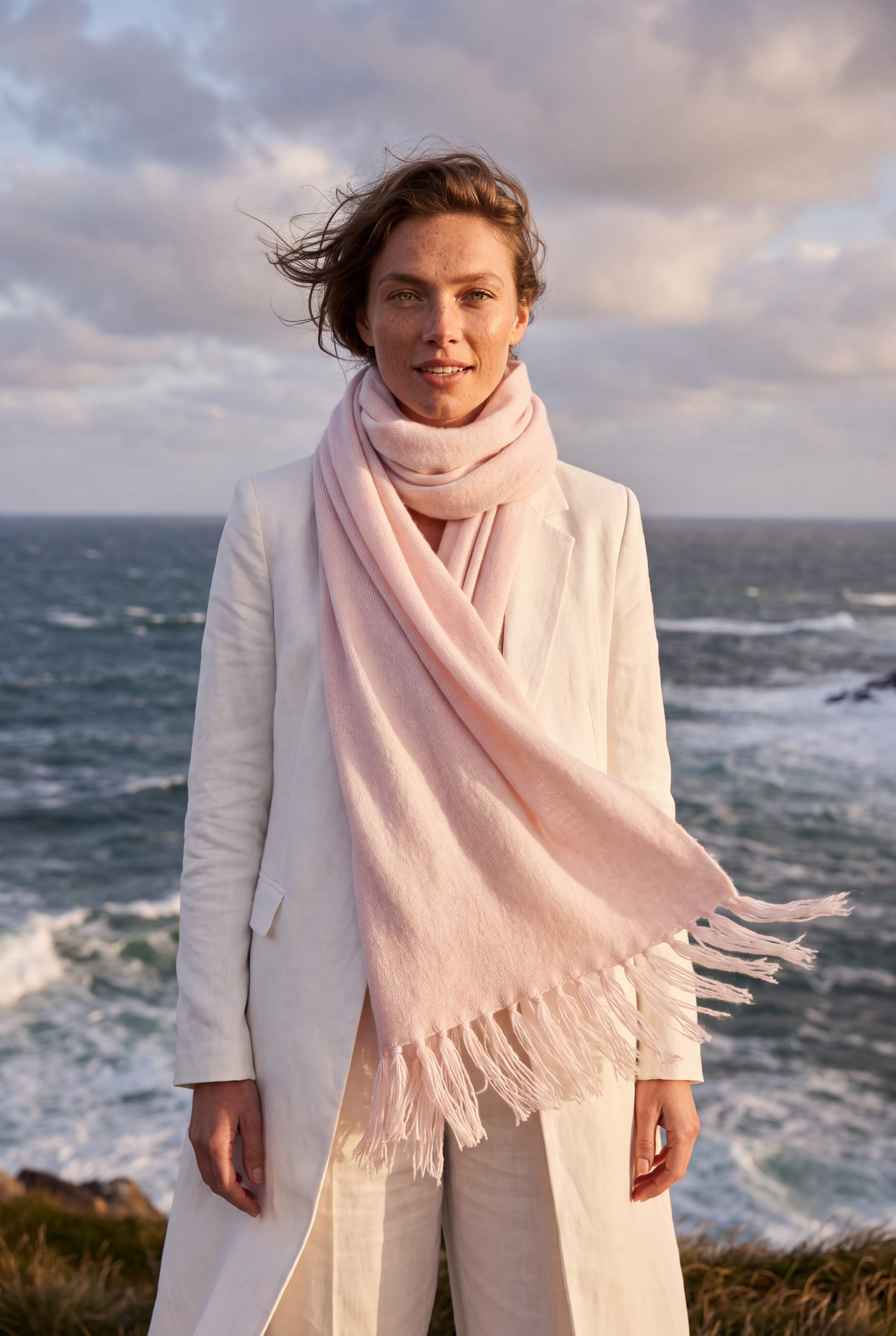 Frau am Meer mit Schal von EMAAL CASHMERE#Farbe_Puderrosa
