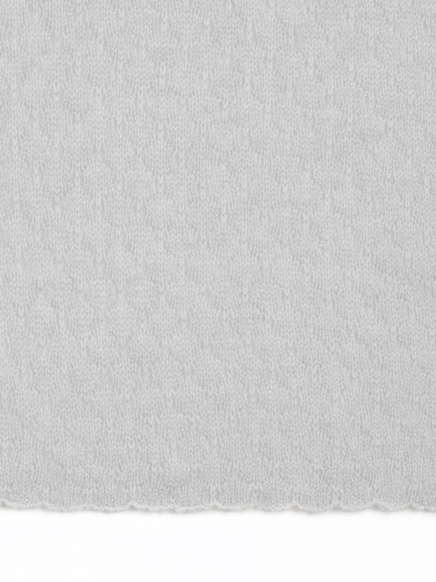 Detailaufnahme des hellgrauen NAMIBIA Schals mit dezenter Kaschmirtextur
#Farbe_hellgrau