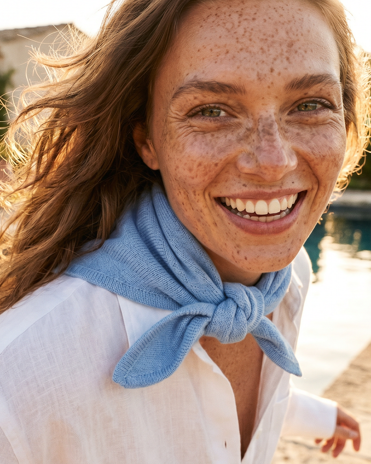 Frau am Pool mit CASHMERE#Farbe_hellblau