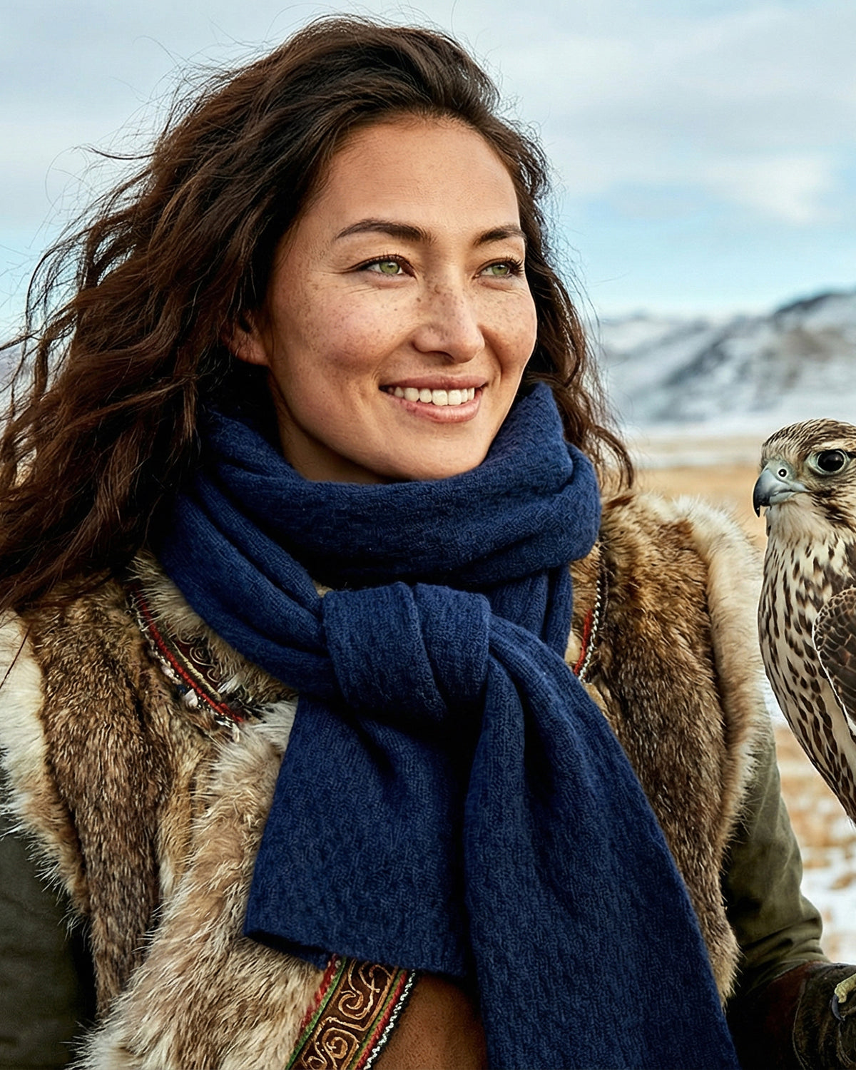 Dunkelblauer SYLT Damenschal von EMAAL CASHMERE in nordischer Reiselandschaft#Farbe_dunkelblau