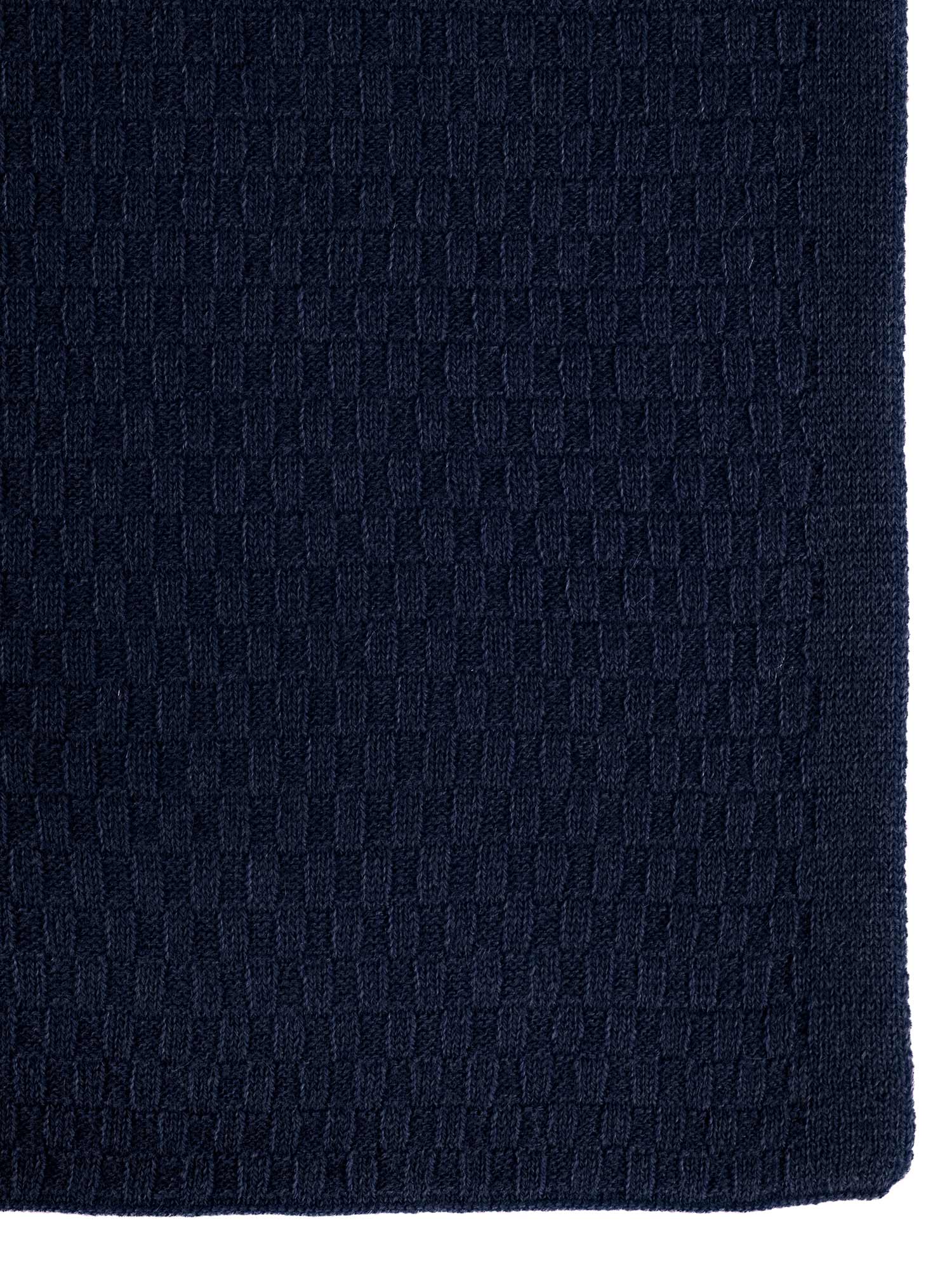 Detailaufnahme des dunkelblauen SYLT Schals mit dichter, edler Struktur#Farbe_dunkelblau