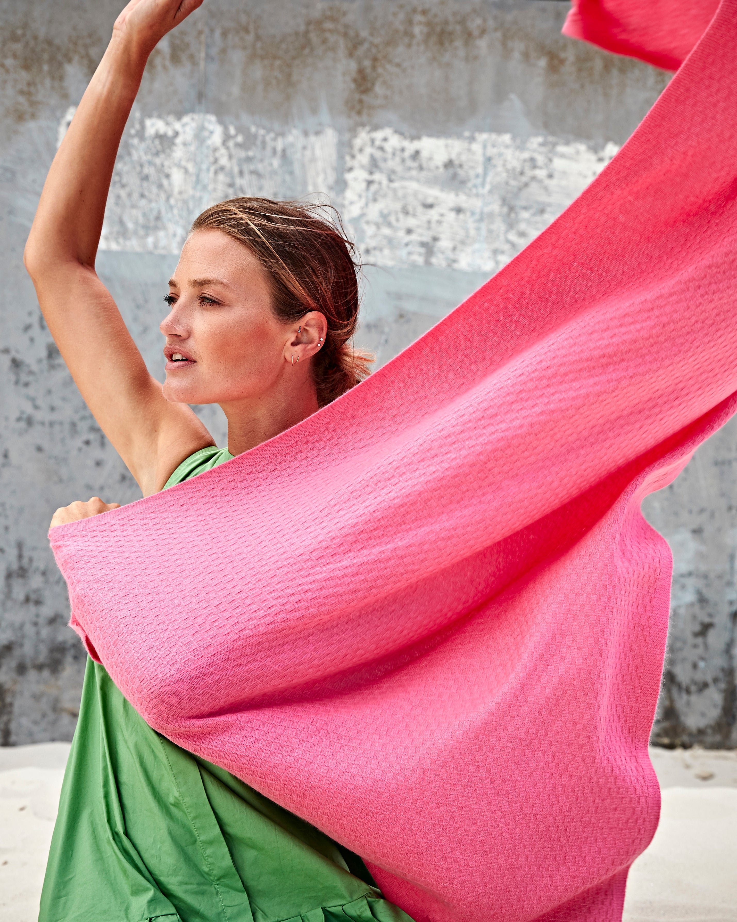 EMAAL CASHMERE Schal auf Sylt im Wind#Farbe_Erdbeerrot