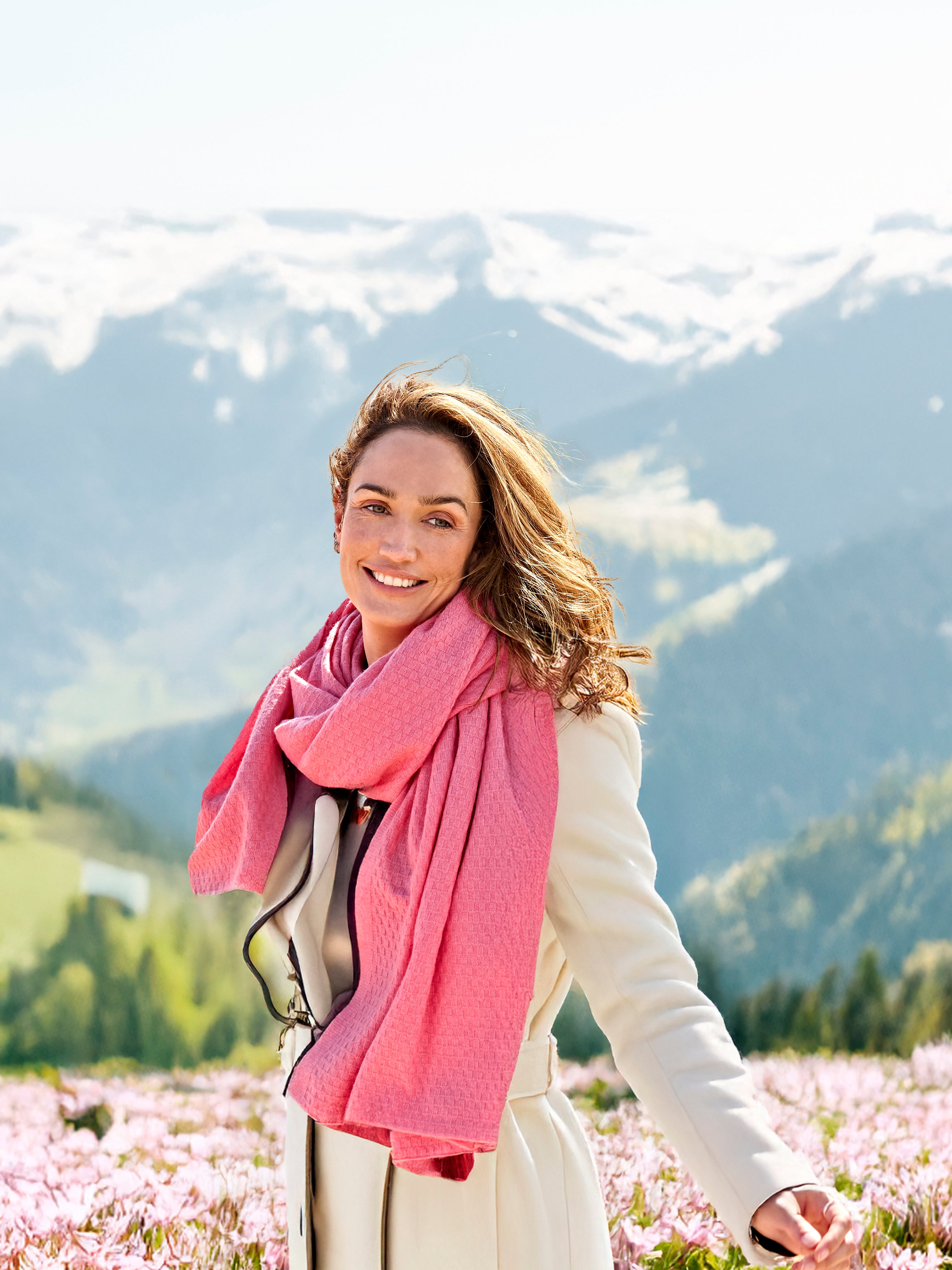 Roter SYLT Damenschal von EMAAL CASHMERE als warmer Farbakzent im Wind#Farbe_rot
