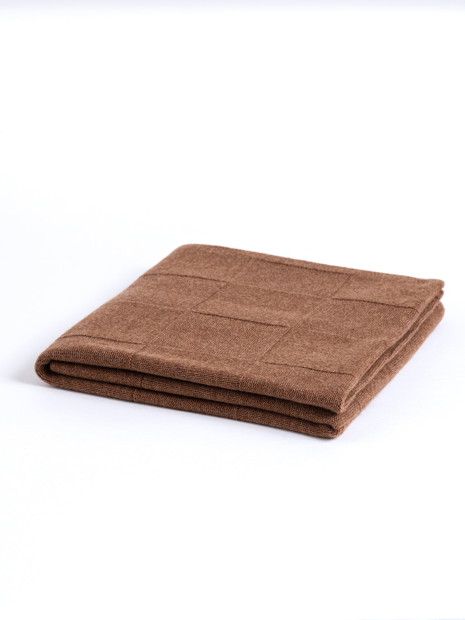 Brauner BERLIN Kaschmirschal von EMAAL CASHMERE als gelegtes Produktdetail#Farbe_braun