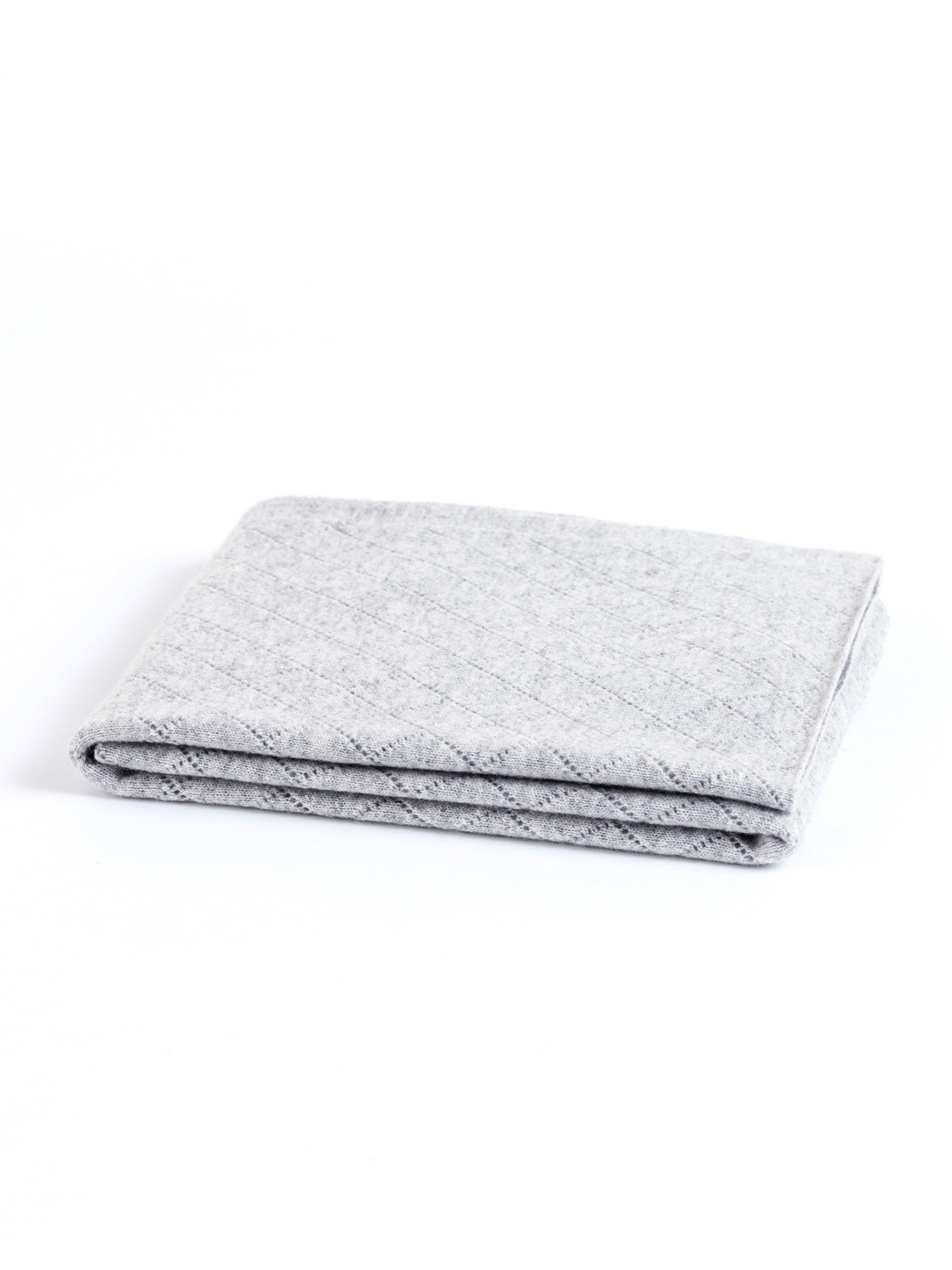 Stilllife des grauen BUDAPEST Herrenschals von EMAAL CASHMERE#Farbe_hellgrau