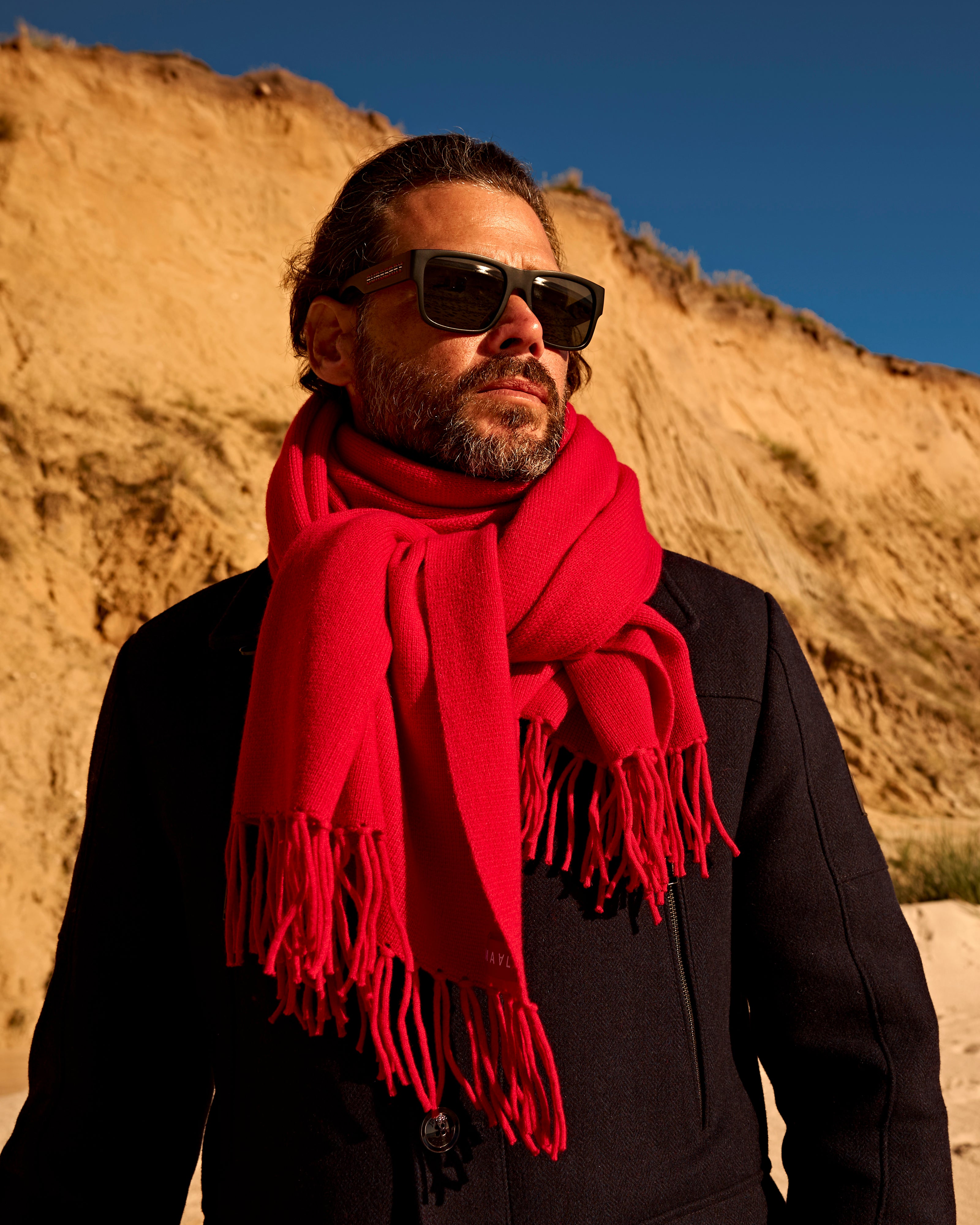 Roter Schal am Strand mit Mann am Kliff#Farbe_Feuerrot