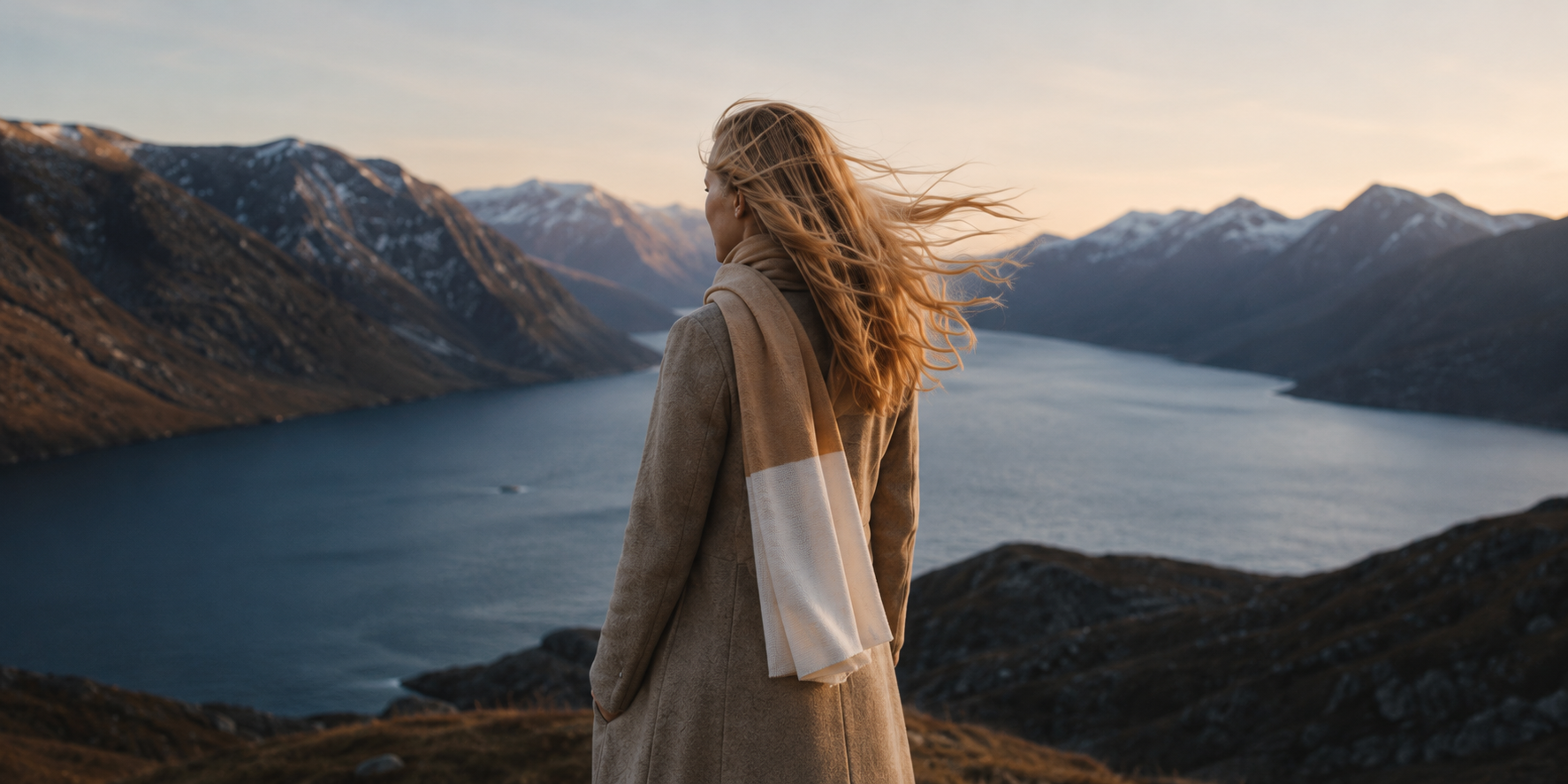 Luxuriöser Outdoor Look mit EMAAL CASHMERE Schal und natürlicher Bewegung