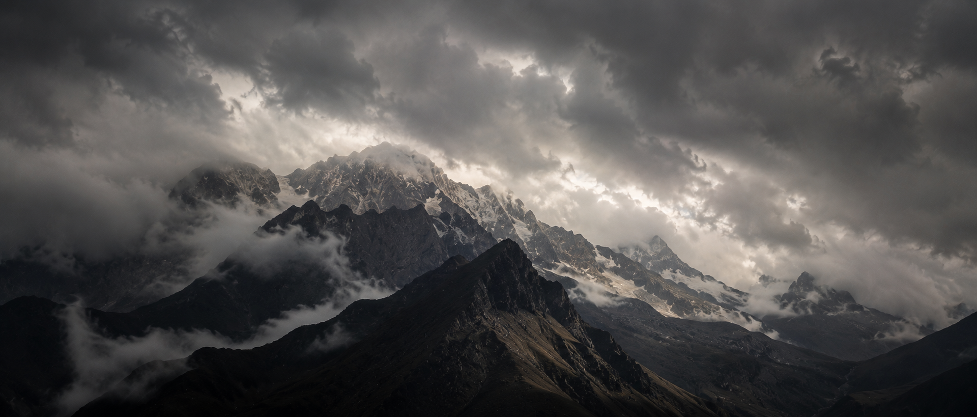 Dramatische Berglandschaft mit dunklen Wetterwolken und Nebel über den Anden in Peru – ruhige Quiet Luxury Ästhetik für Emaal Cashmere