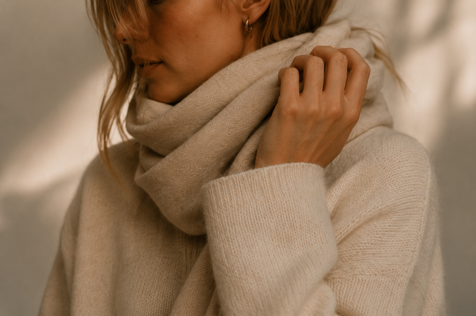 Premium Damen Cashmere Schal im minimalistischen Editorial Stil