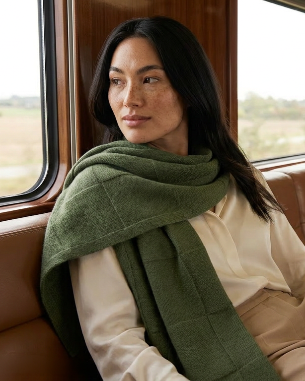 Dunkelgrüner Damen-Kaschmirschal Berlin aus 100% Kaschmir in eleganter Reiseszene | EMAAL CASHMERE#Farbe_dunkelgrün