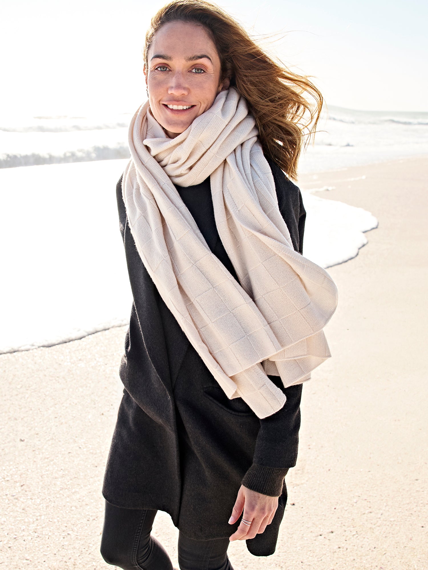 Heller Kaschmirschal BOGOTA von EMAAL CASHMERE zu neutralem Winterlook#Farbe_creme