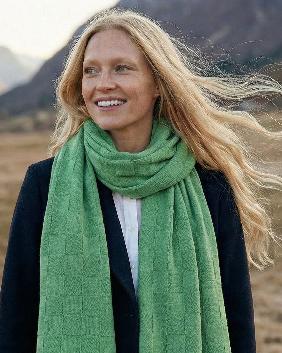 Grüner BOGOTA Kaschmirschal von EMAAL CASHMERE mit natürlicher Farbwirkung#Farbe_grün
