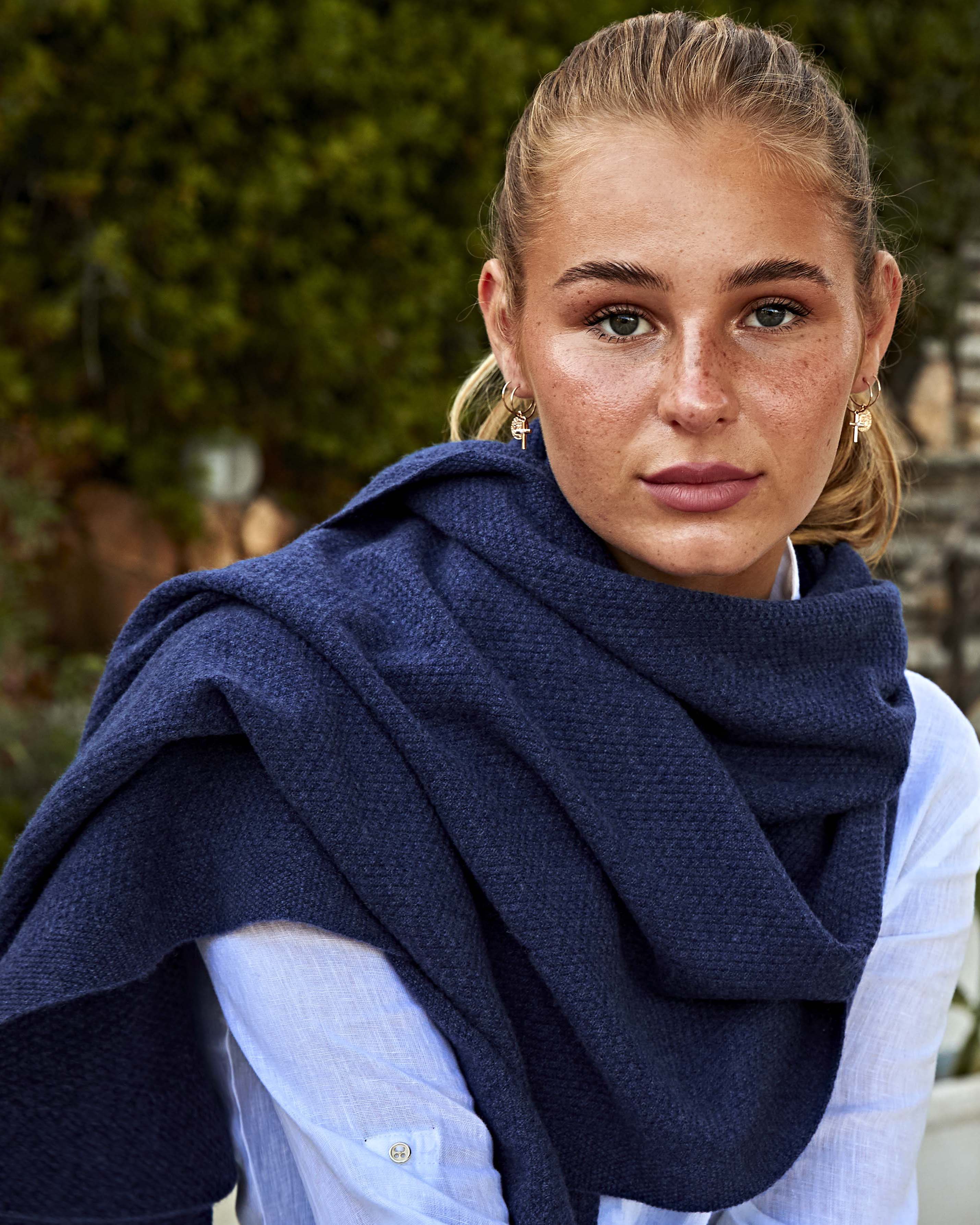Portait Frau mit blauem Schal#Farbe_Marineblau