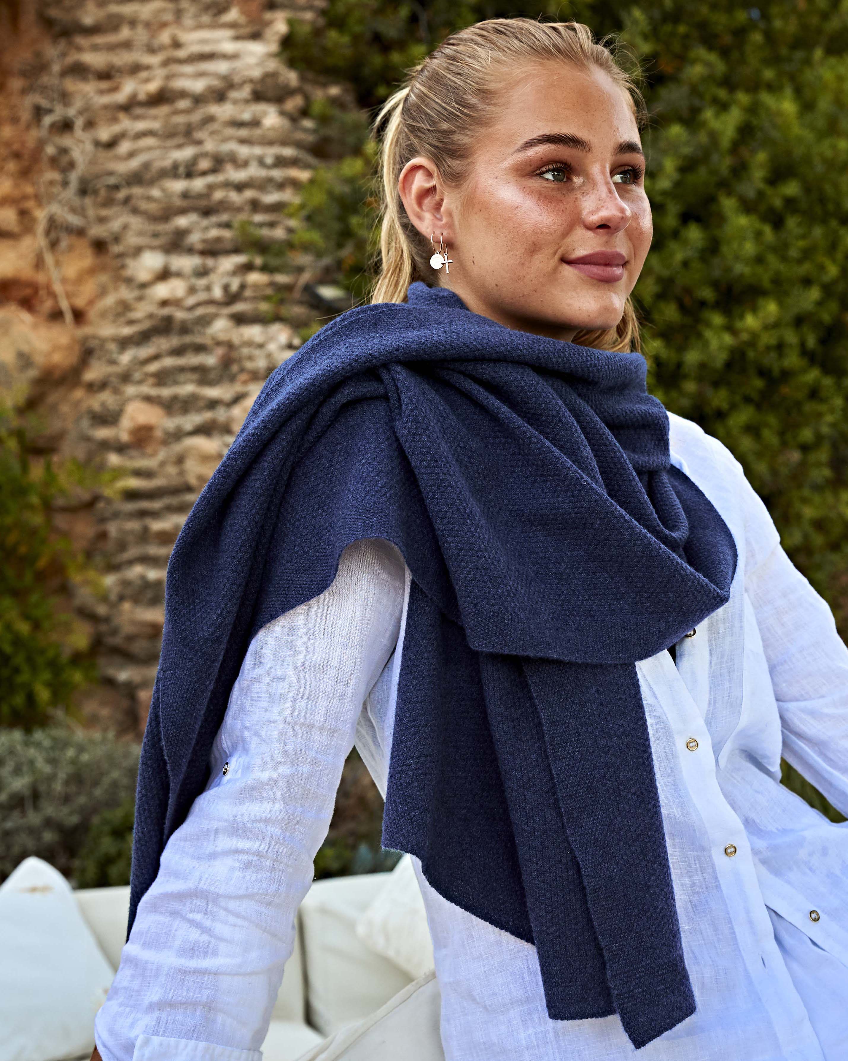 Frau auf Location Editorialshoot#Farbe_Marineblau