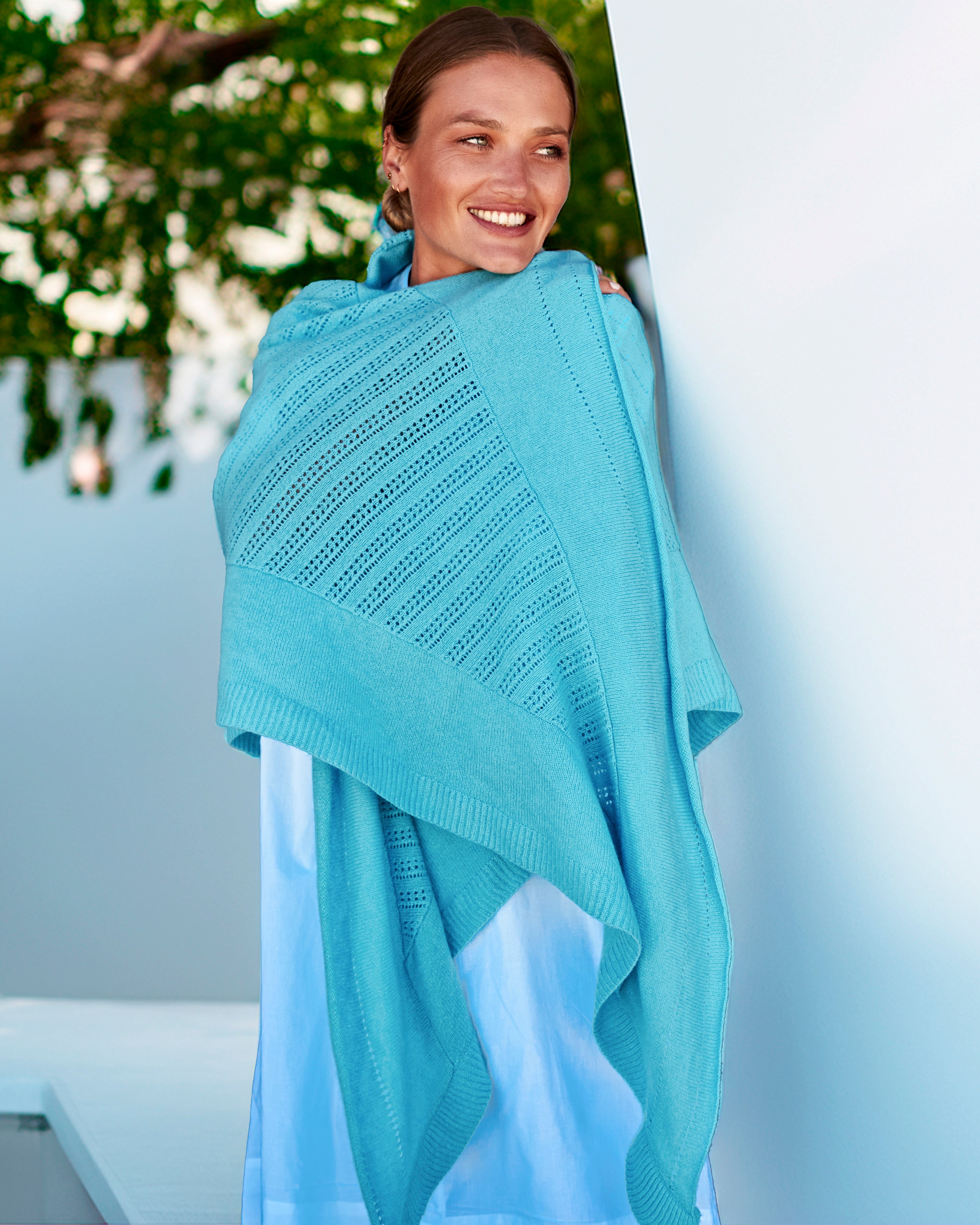 Frau mit Sommerschal Dreieck#Farbe_Türkis