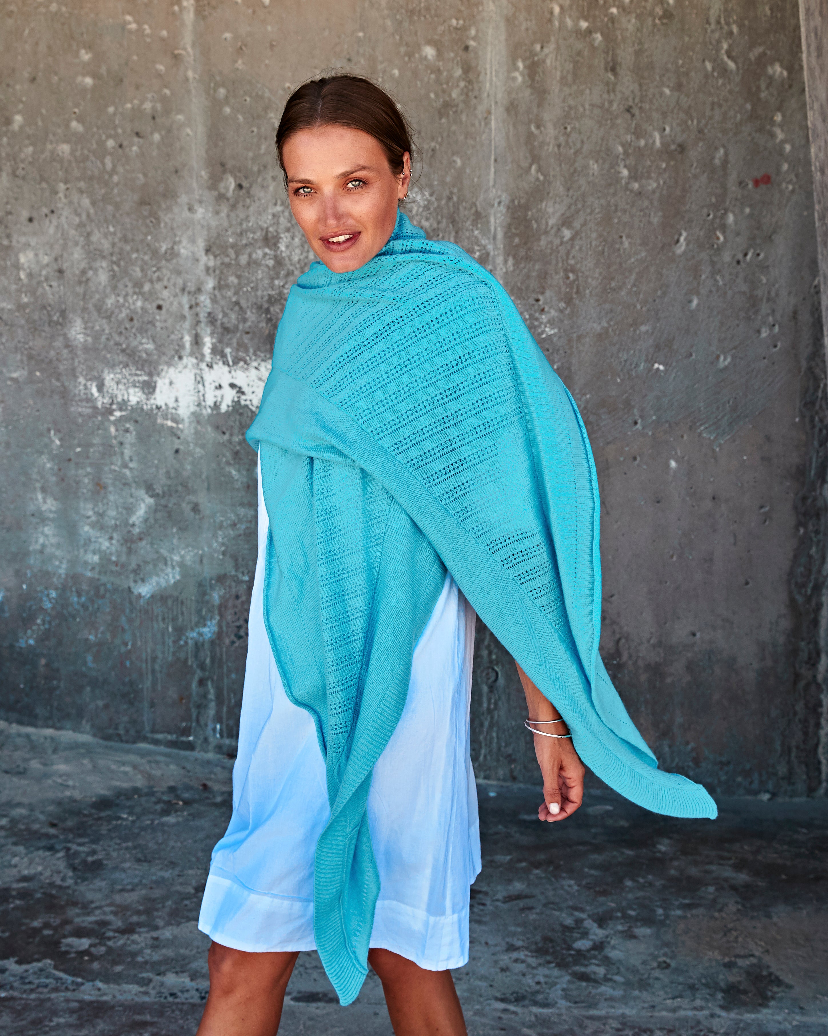Frau mit EMAAL CASHMERE Dreieckschal#Farbe_Türkis