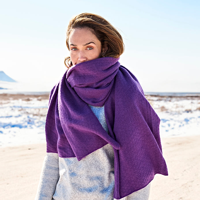 Lila Damen-Kaschmirschal ISFAHAN aus 100% Kaschmir in natürlicher Outdoor-Szene#Farbe_lila