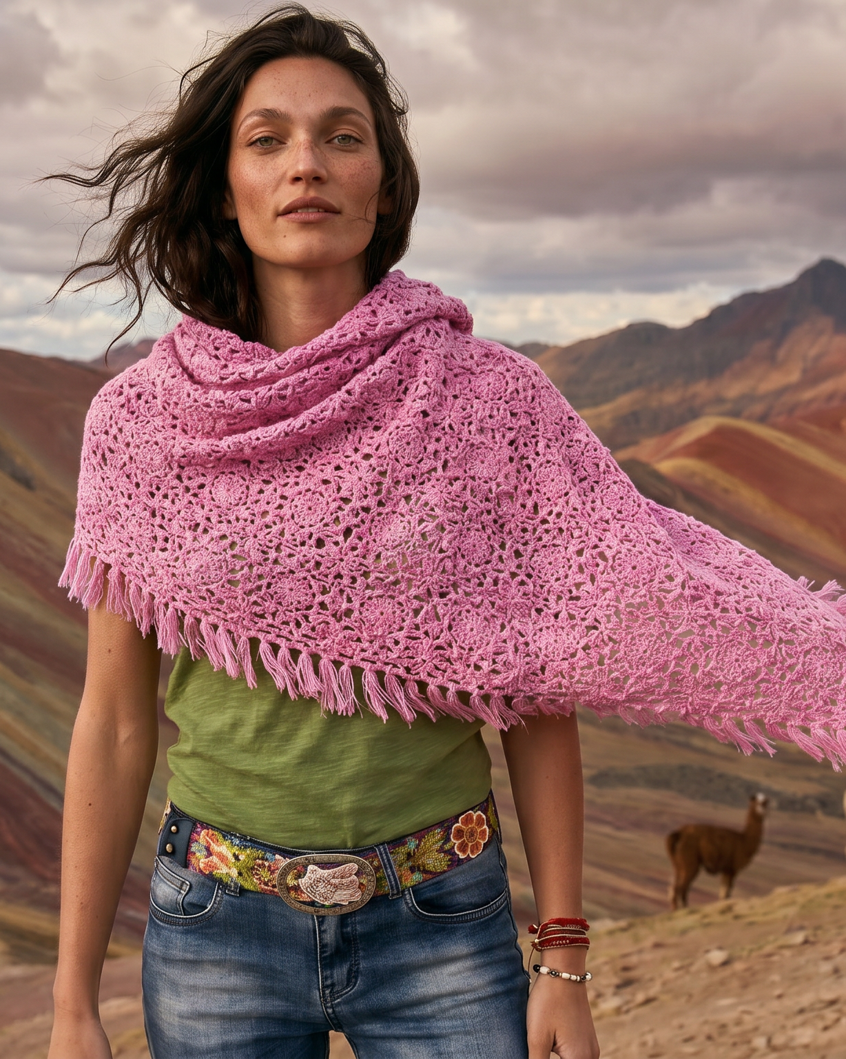 Model trägt rosa LAPAZ Kaschmirschal von EMAAL CASHMERE vor farbigen Bergen#Farbe_rosa