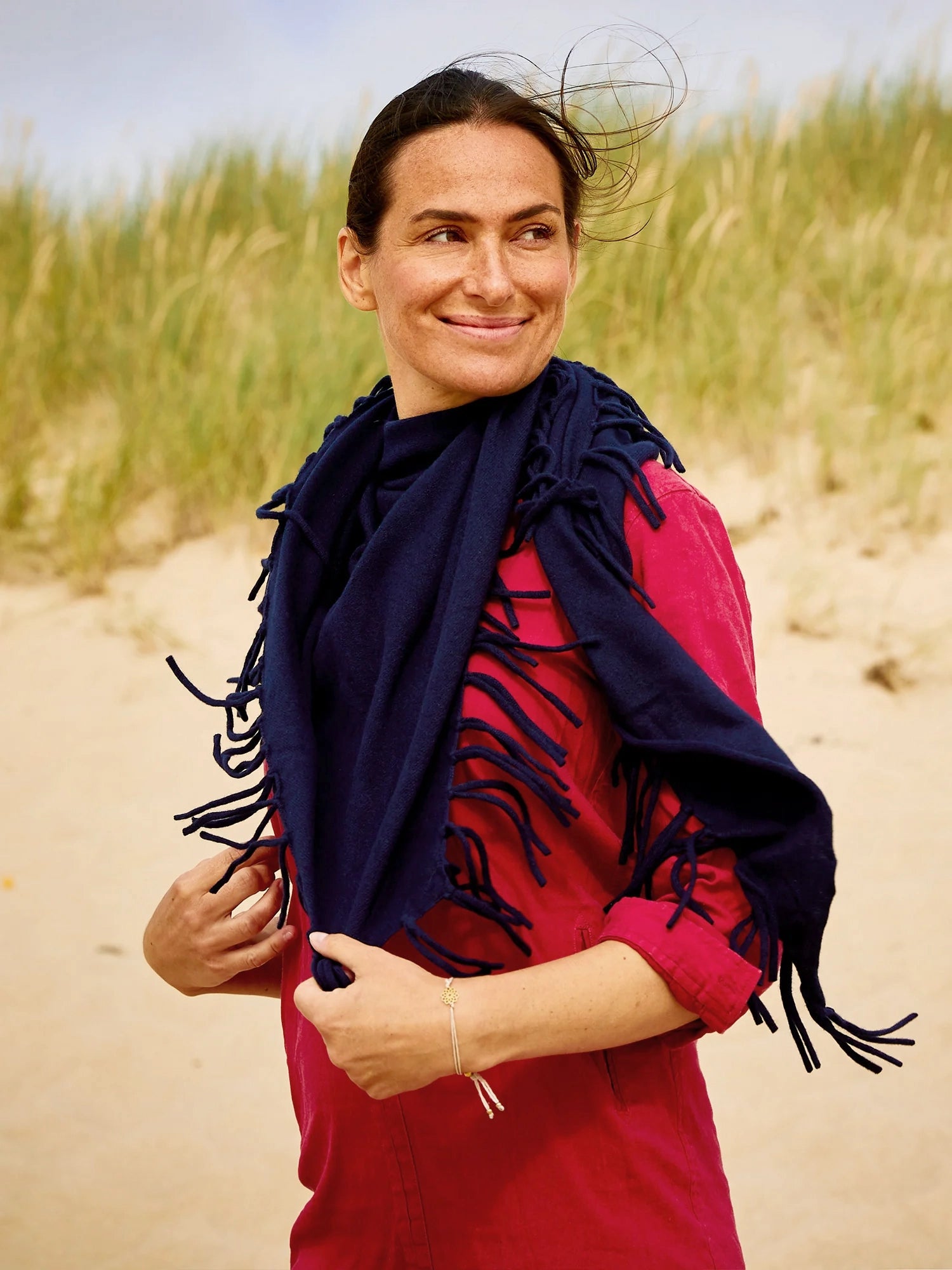 Model trägt dunkelblauen EMAAL CASHMERE LOS ANGELES Dreiecksschal als luxuriöses Reiseaccessoire#Farbe_dunkelblau
