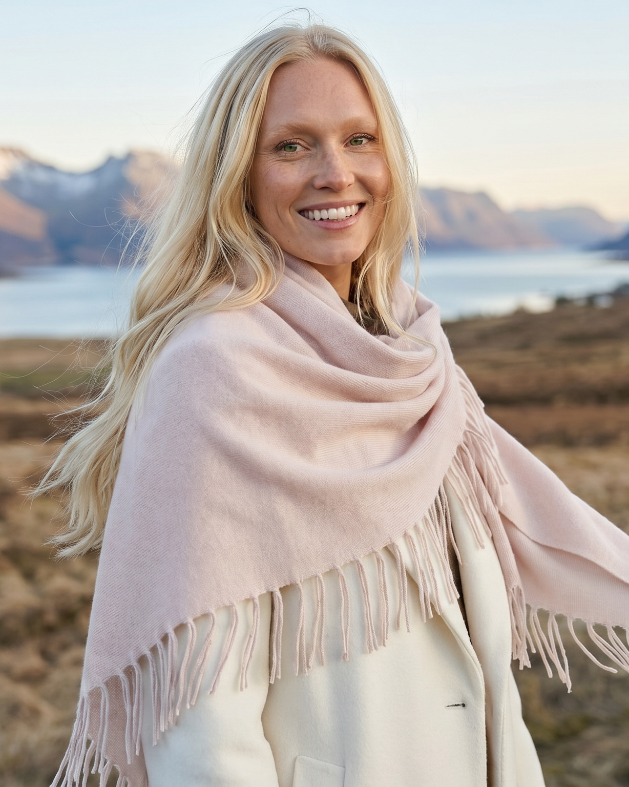 Model mit rosa Schal#Farbe_Puderrosa