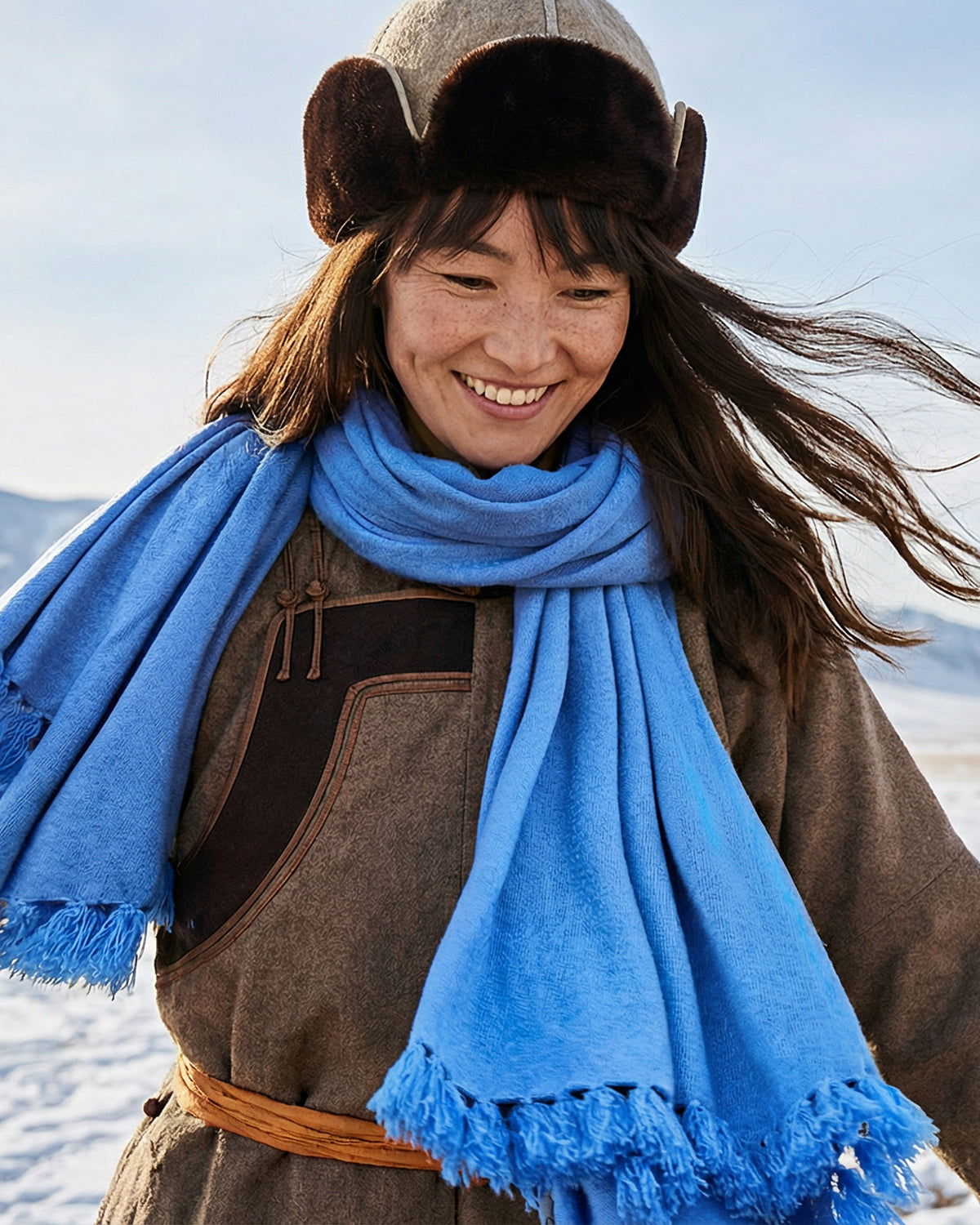 Model trägt MILANO Kaschmirschal von EMAAL CASHMERE als elegantes Reiseaccessoire#Farbe_blau
