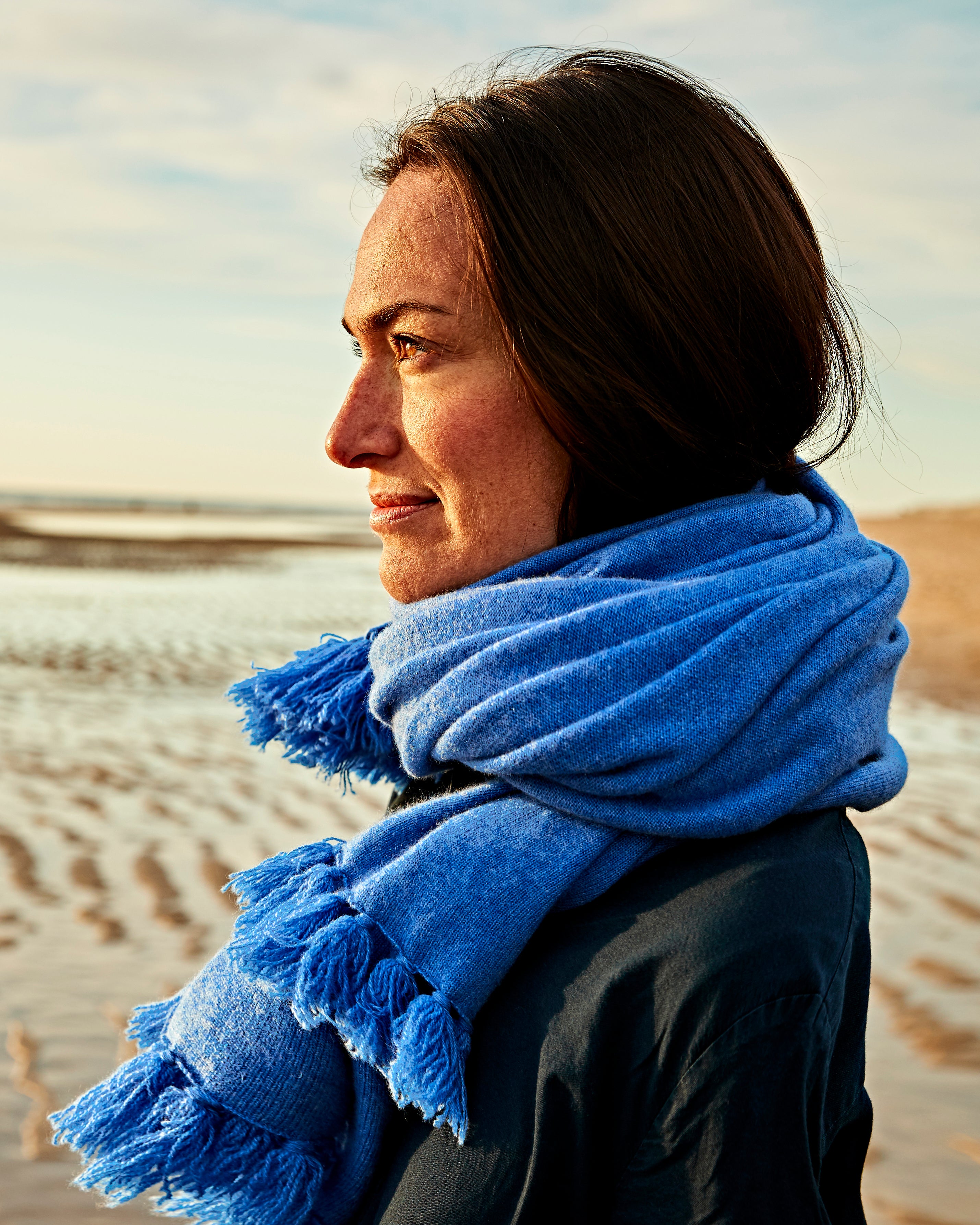 Closup Portrait Dame am Stand mit Schal#Farbe_Jeansblau