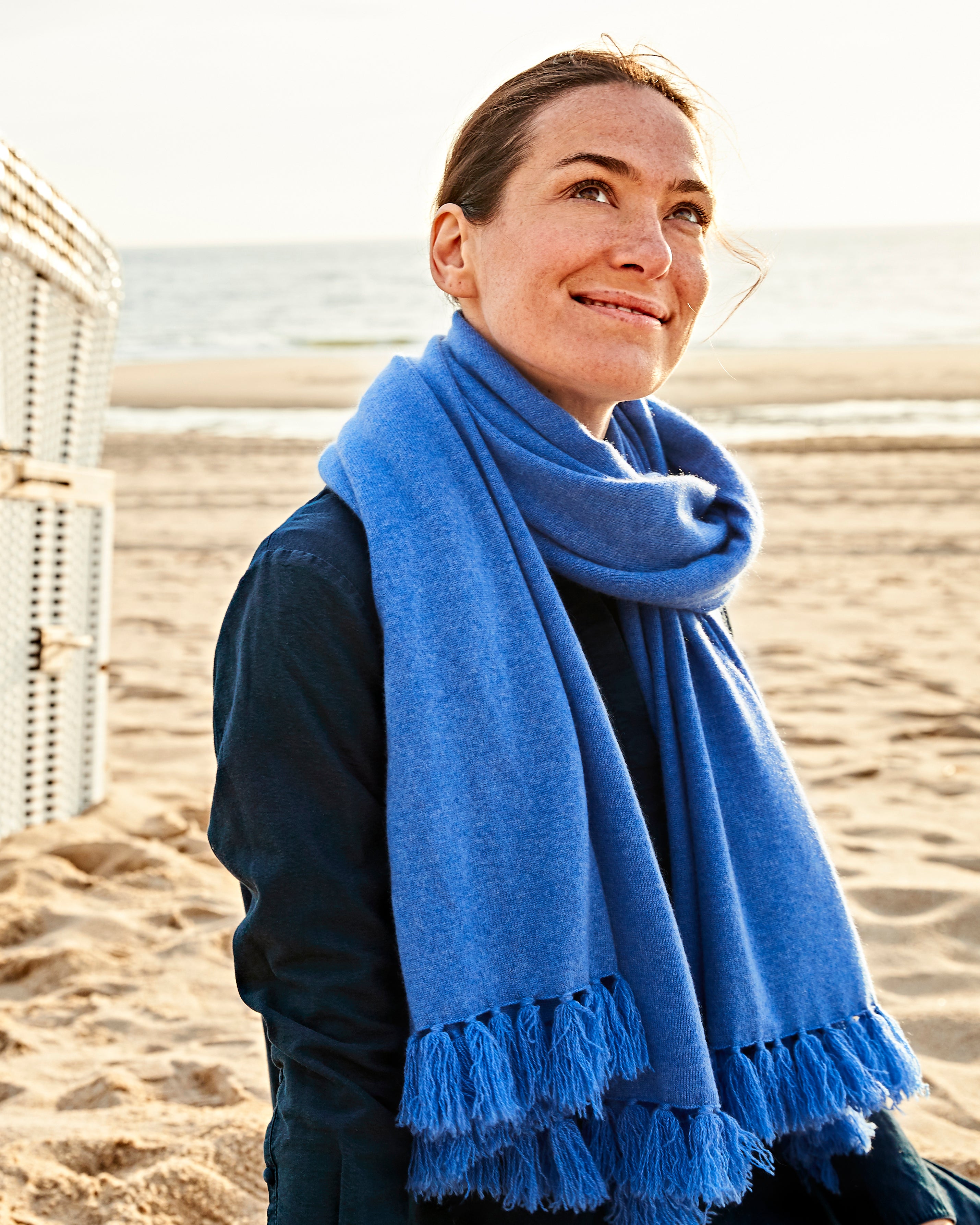 Dame am Strand mit Milano Schal#Farbe_Jeansblau