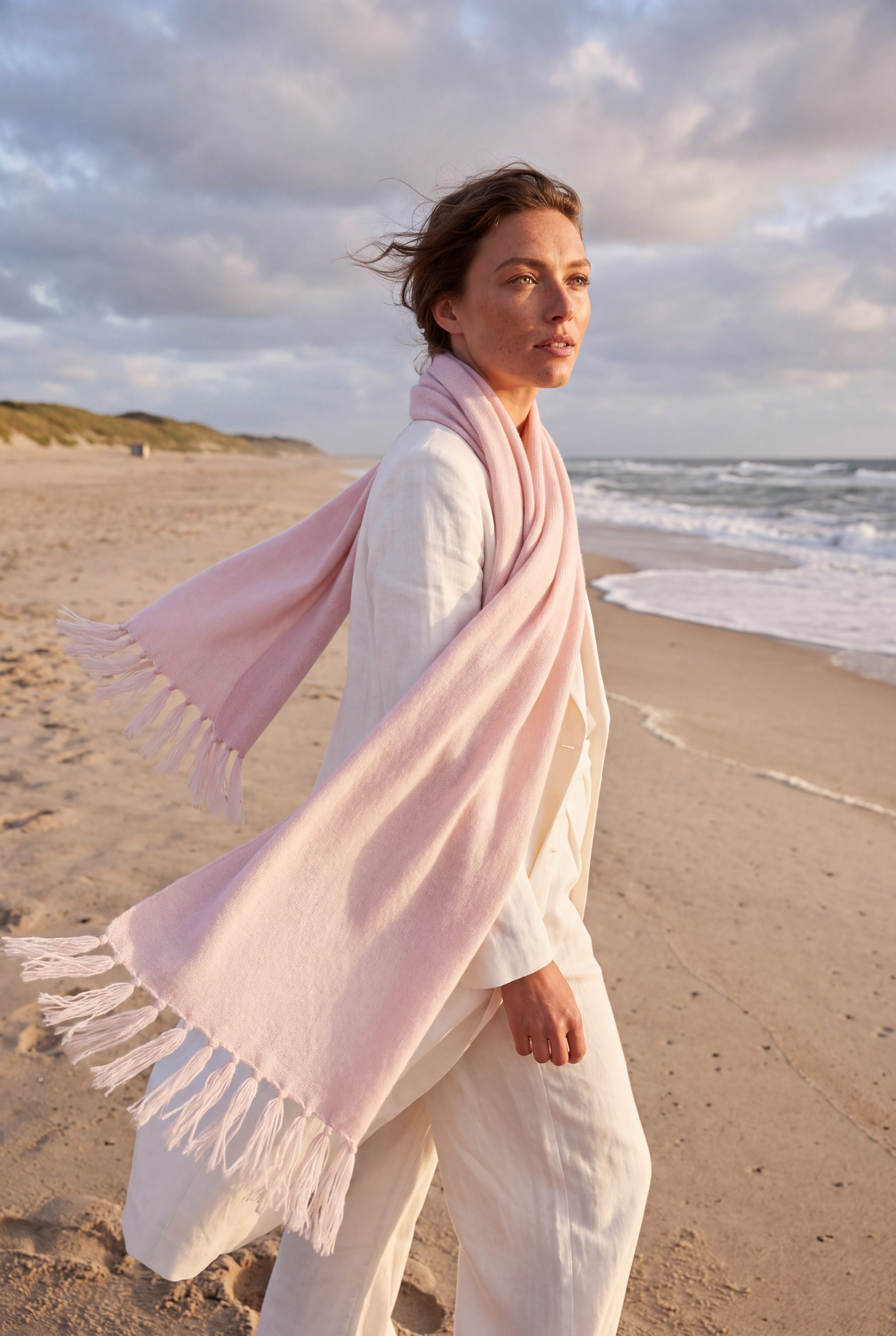 Frau am Meer mit rosa Schal#Farbe_Puderrosa