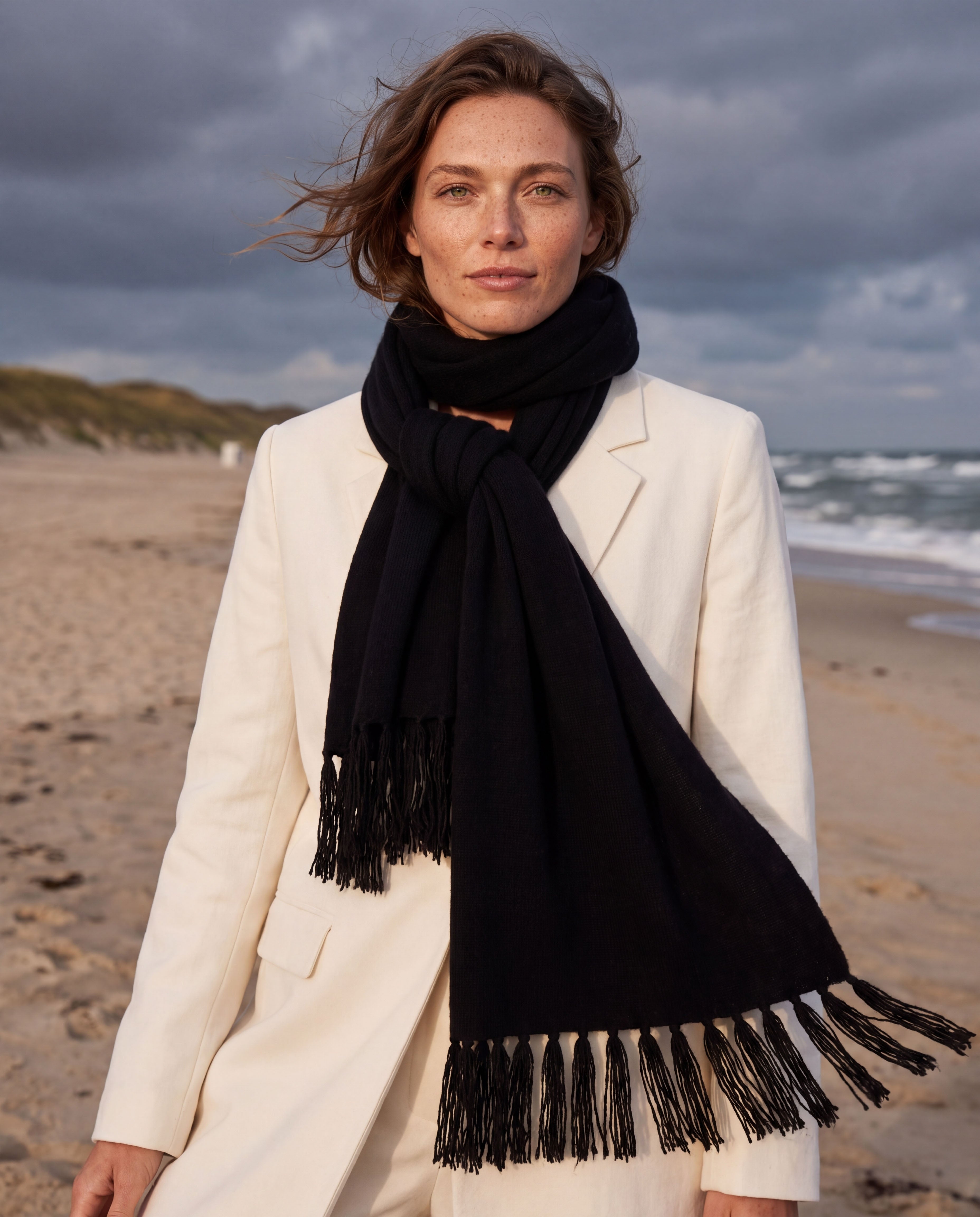 Frau am Strand mit schwarzem Schal #Farbe_Schwarz