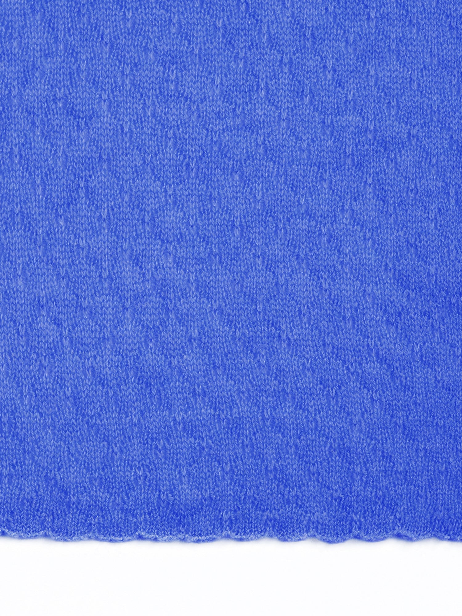 Detail des blauen NAMIBIA Schals mit feiner Struktur und weichem Griff#Farbe_blau