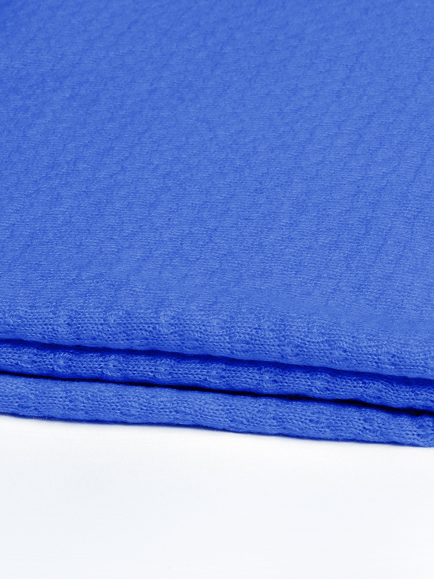 Detail des cremefarbenen NAMIBIA Schals mit sanfter Struktur und ruhigem Ton#Farbe_blau