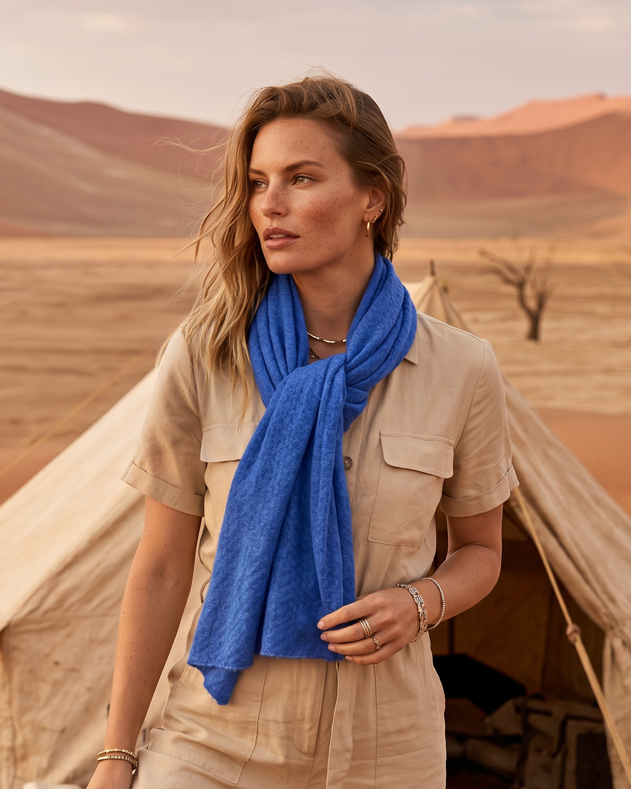 Frau trägt den NAMIBIA Kaschmirschal in Blau vor natürlicher Landschaft#Farbe_blau