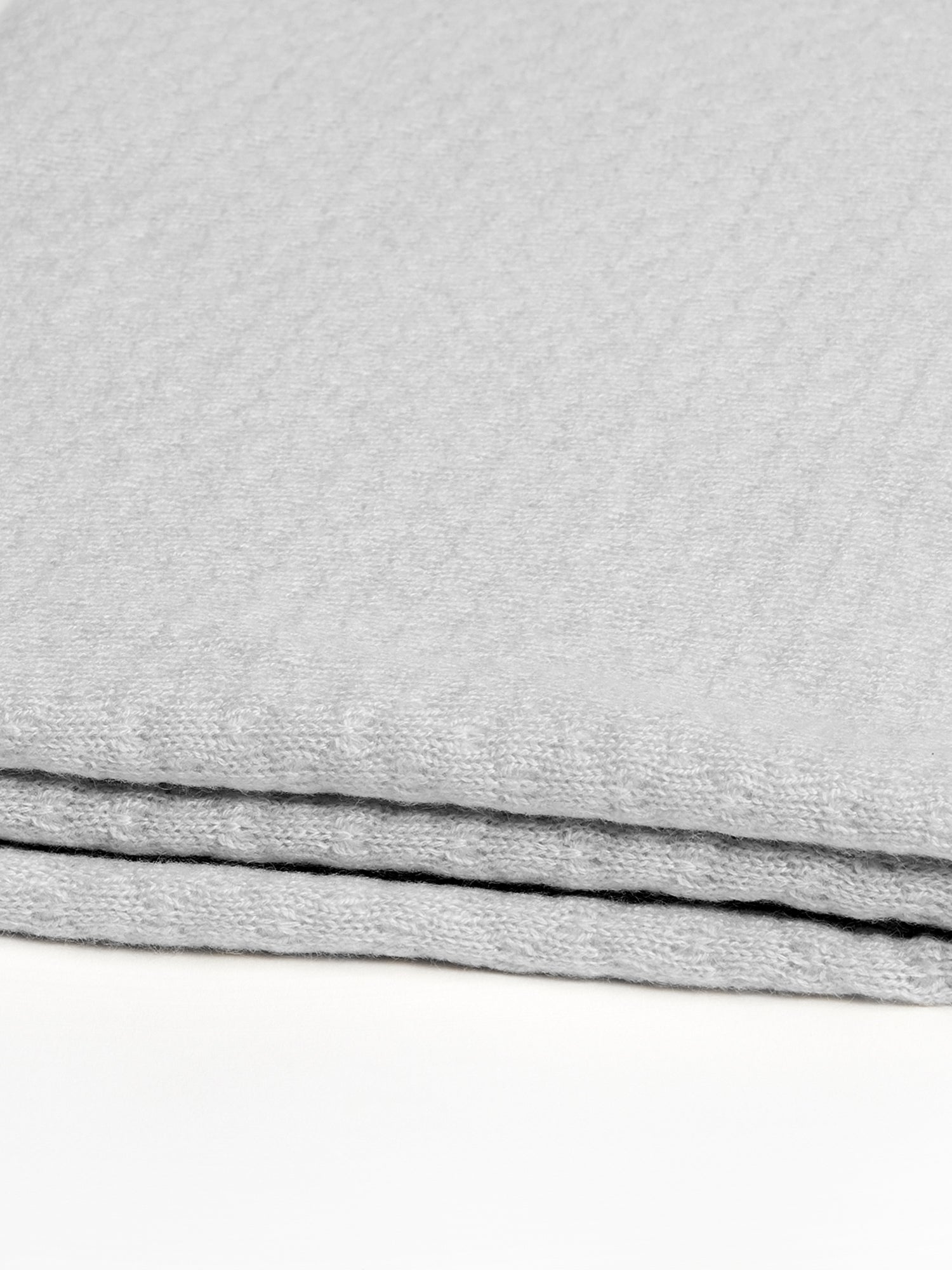 Detailaufnahme des hellgrauen NAMIBIA Schals mit dezenter Kaschmirtextur#Farbe_hellgrau
