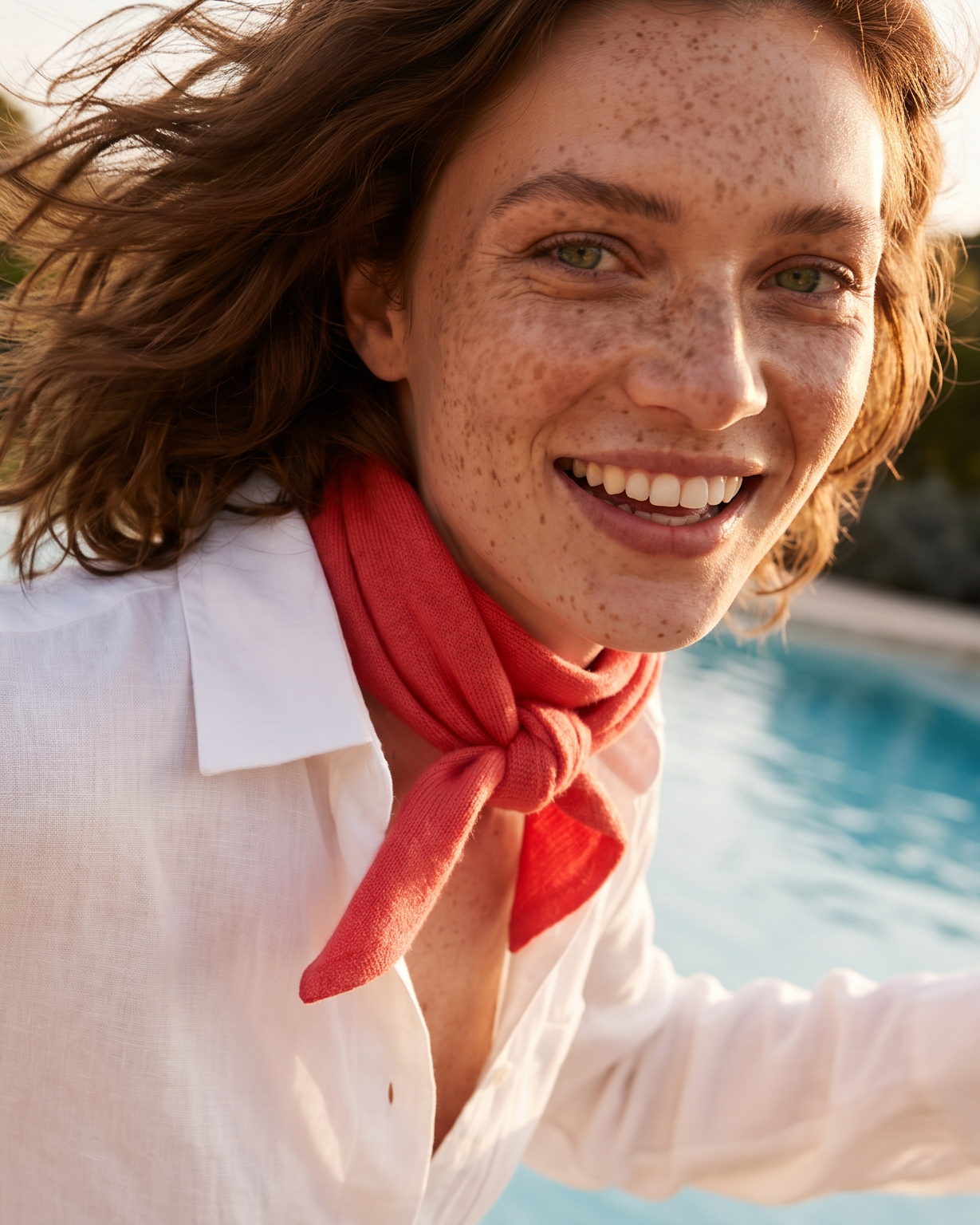 New York Kaschmirdreieck Frau am Pool#Farbe_Korallenrot