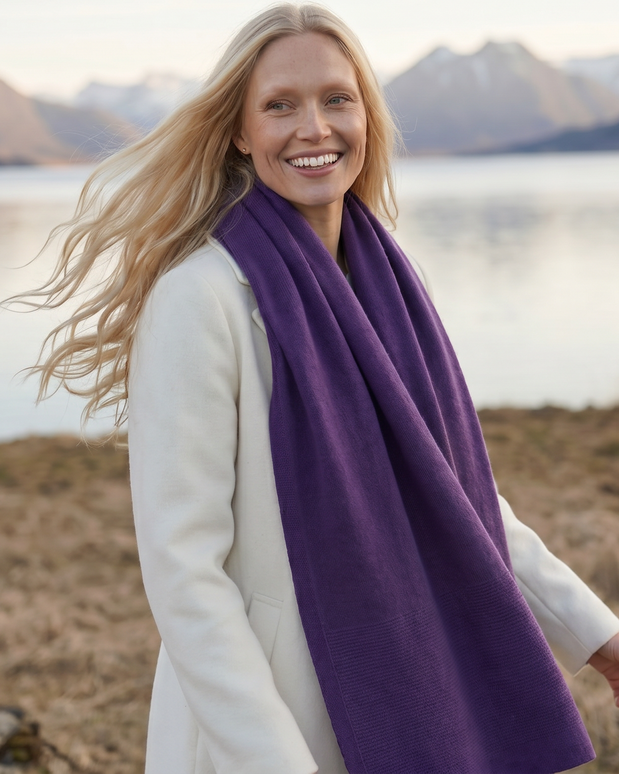 Frau im Fjord mit Schal#Farbe_Pflaumenlila