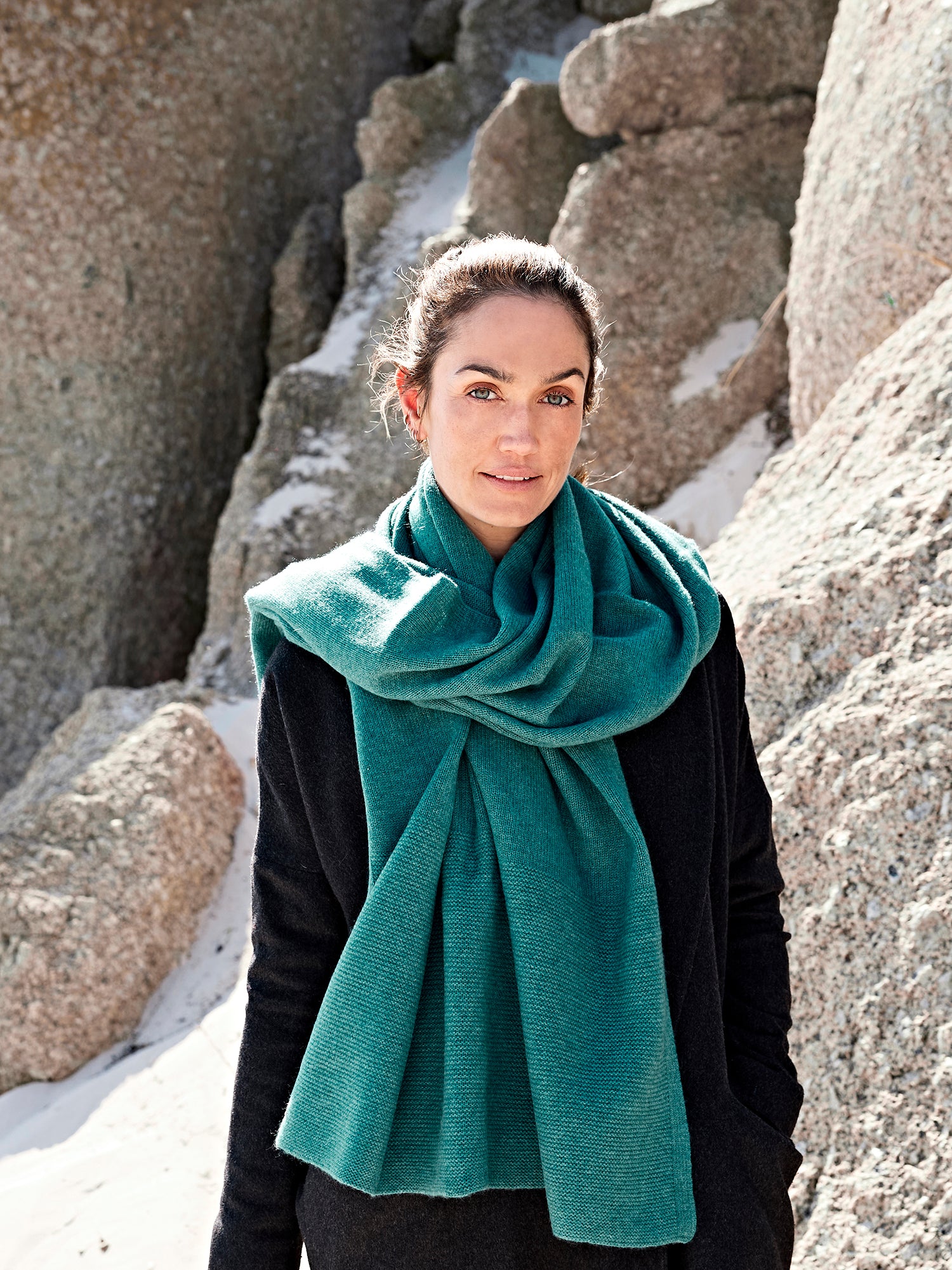 OSLO Damenschal in Petroleum von EMAAL CASHMERE vor ruhiger Winterkulisse#Farbe_petrol