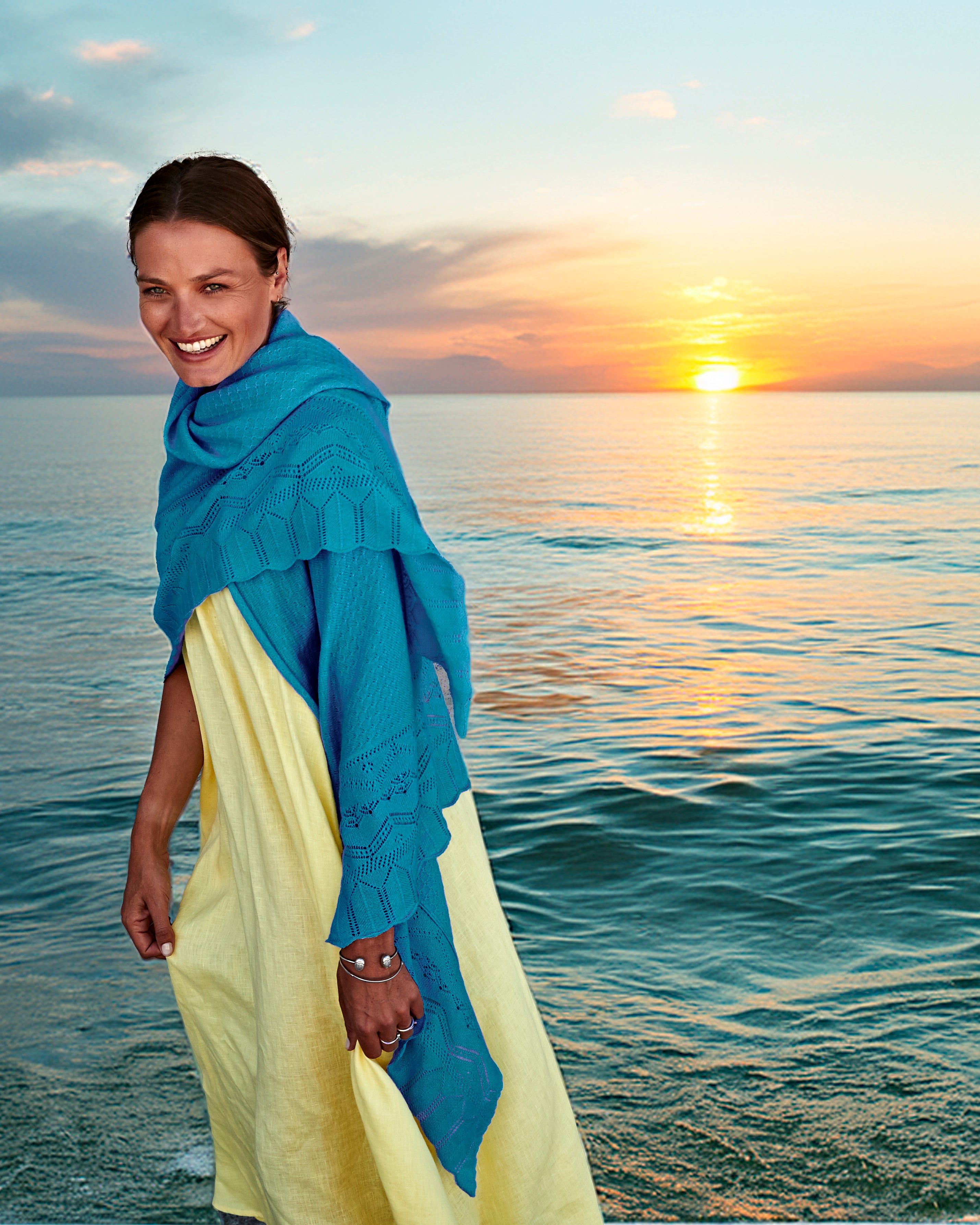 Frau am Meer mit Dreieckschal#Farbe_Petrol