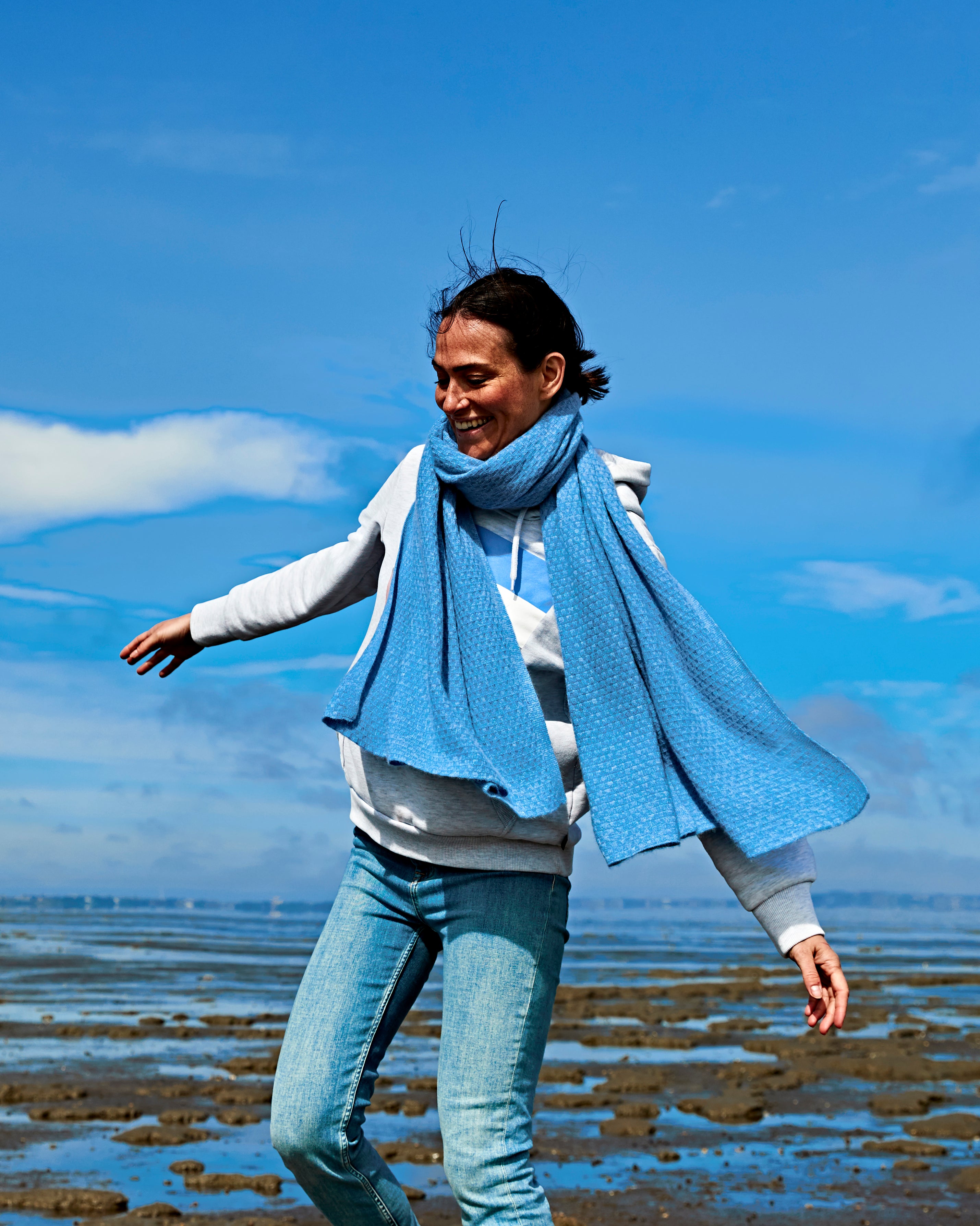 Aktive Frau mit EMAAL Schal#Farbe_Jeansblau