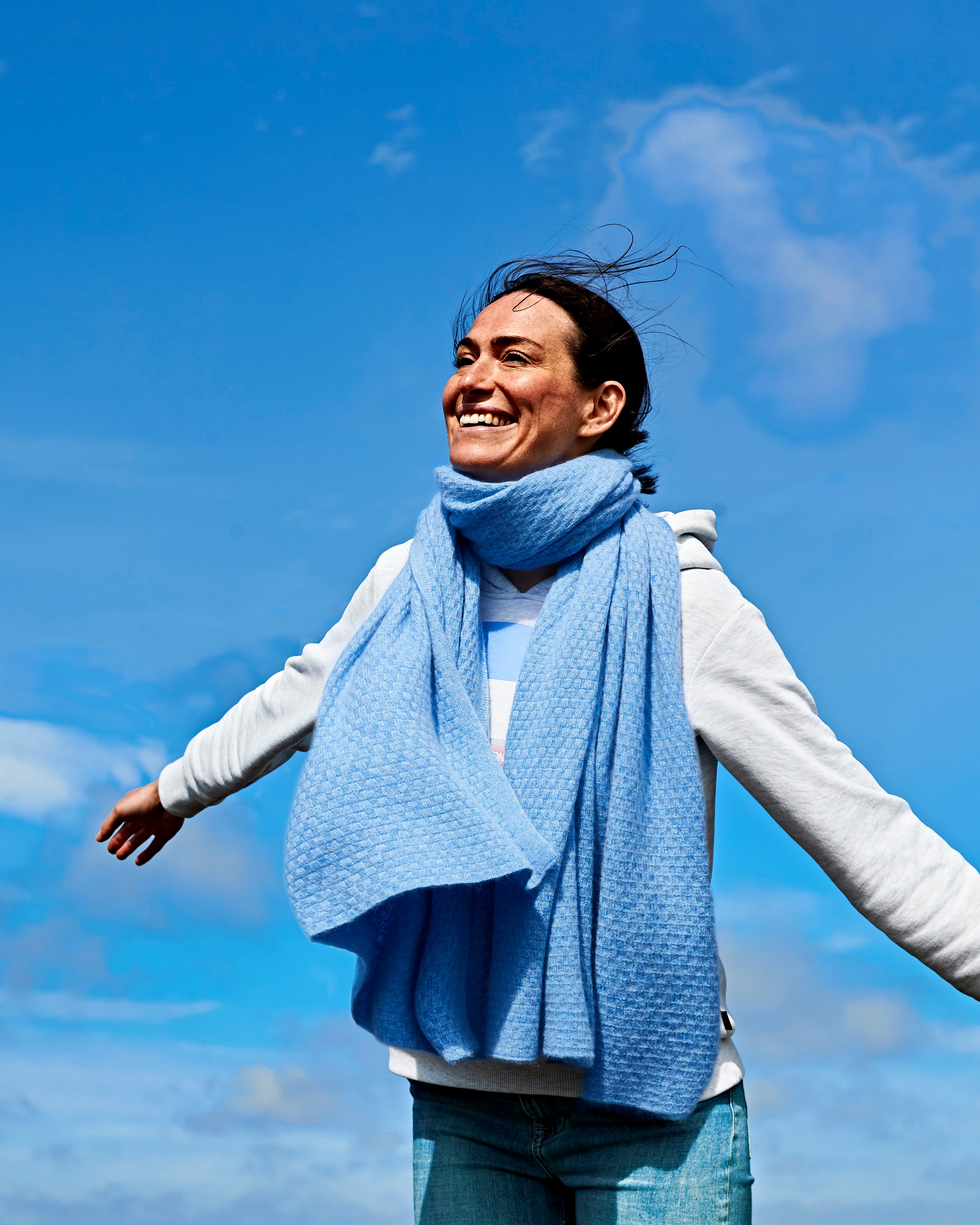 Frau mit Himmel und Schal#Farbe_Jeansblau