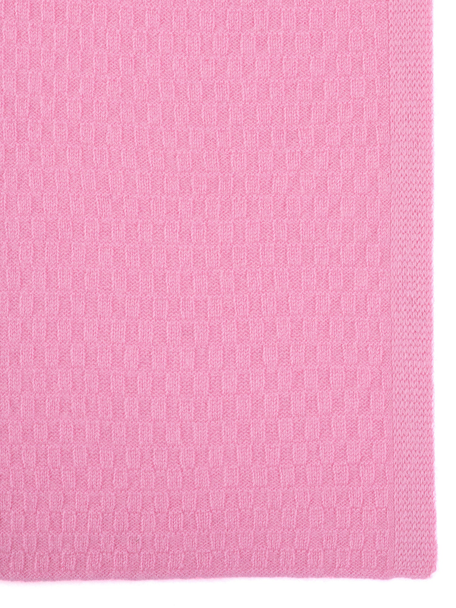 Detailaufnahme des rosa SYLT Damenschals mit weicher, fließender Textur#Farbe_rosa